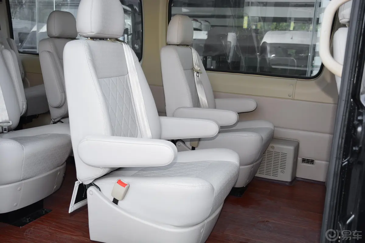 图雅诺经典版小客 康明斯 2.8T 手动加长轴中顶中级客车 9座后排座椅