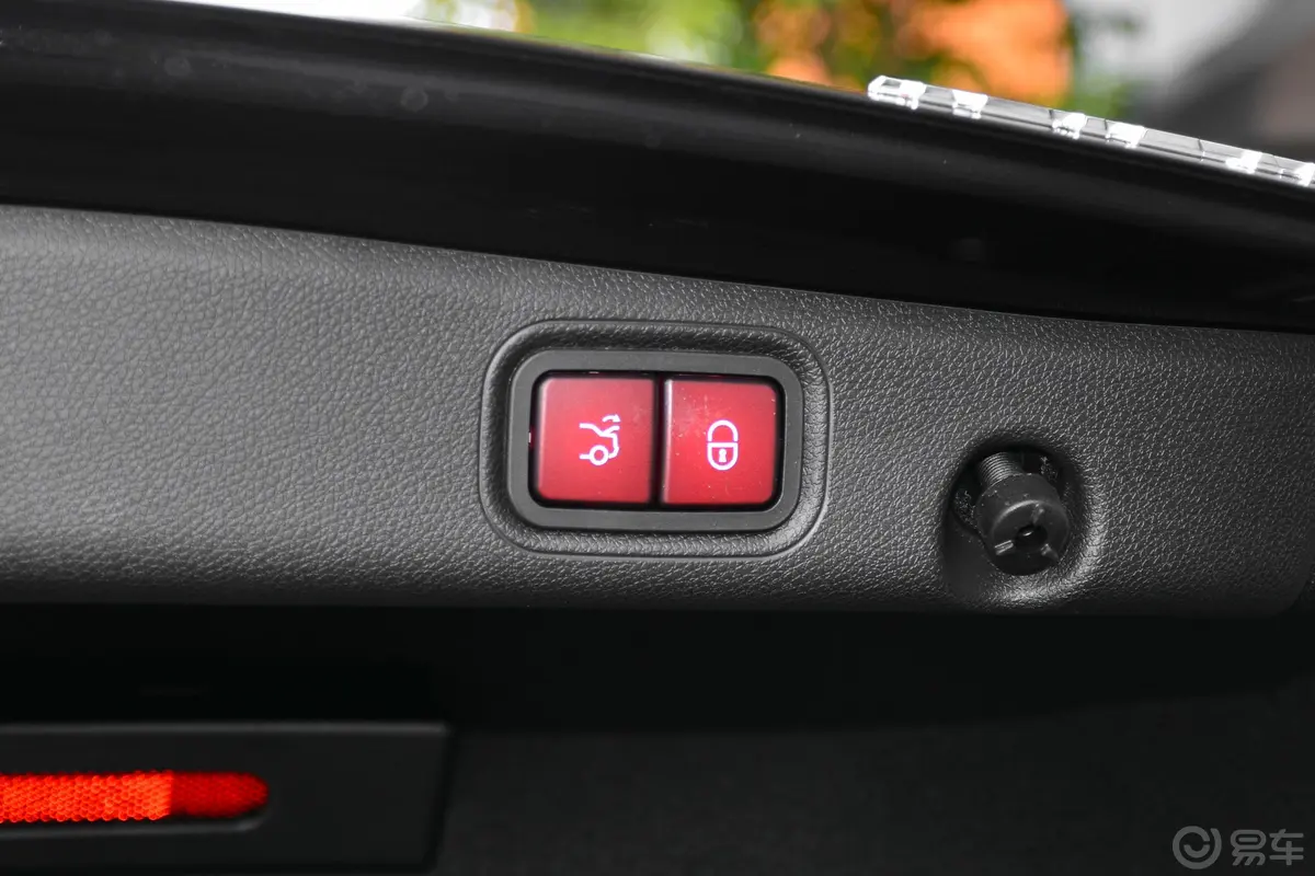 奔驰E级改款二 E 300 L 运动时尚型电动尾门按键（手动扶手）