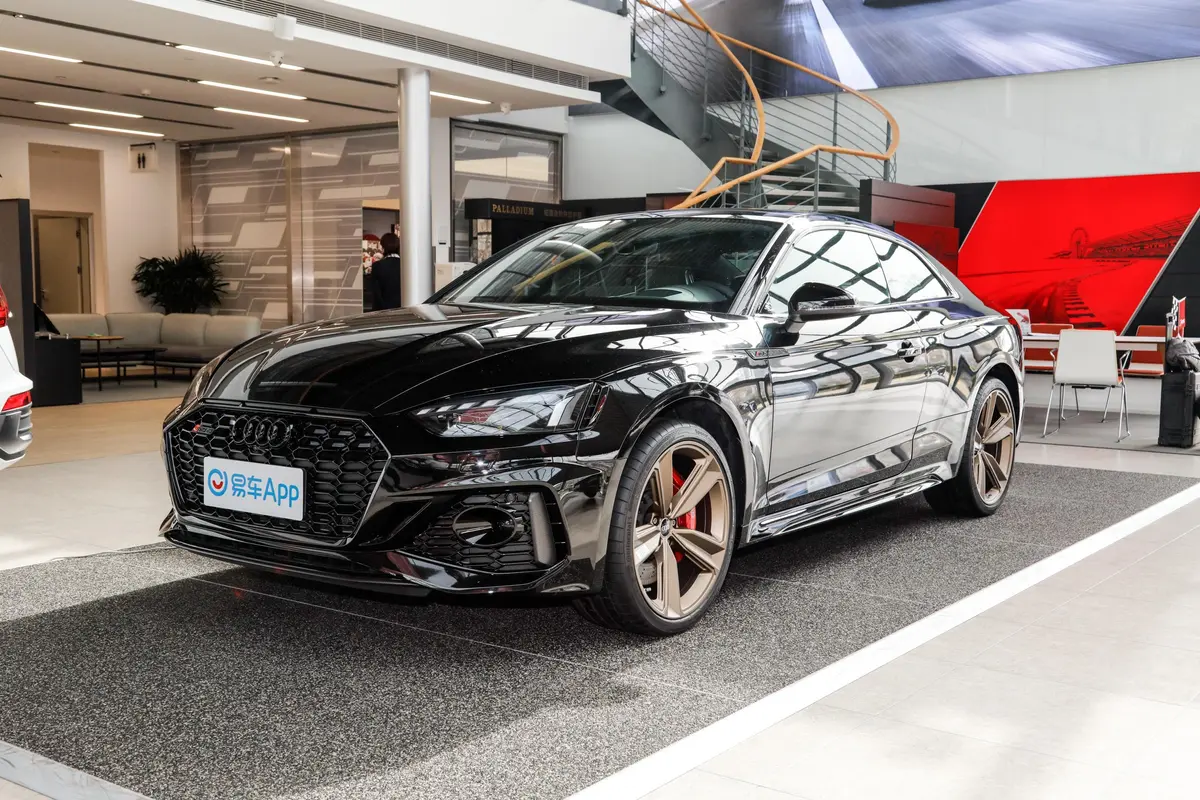 奥迪RS 52.9T Coupe 暗金版侧前45度车头向左水平