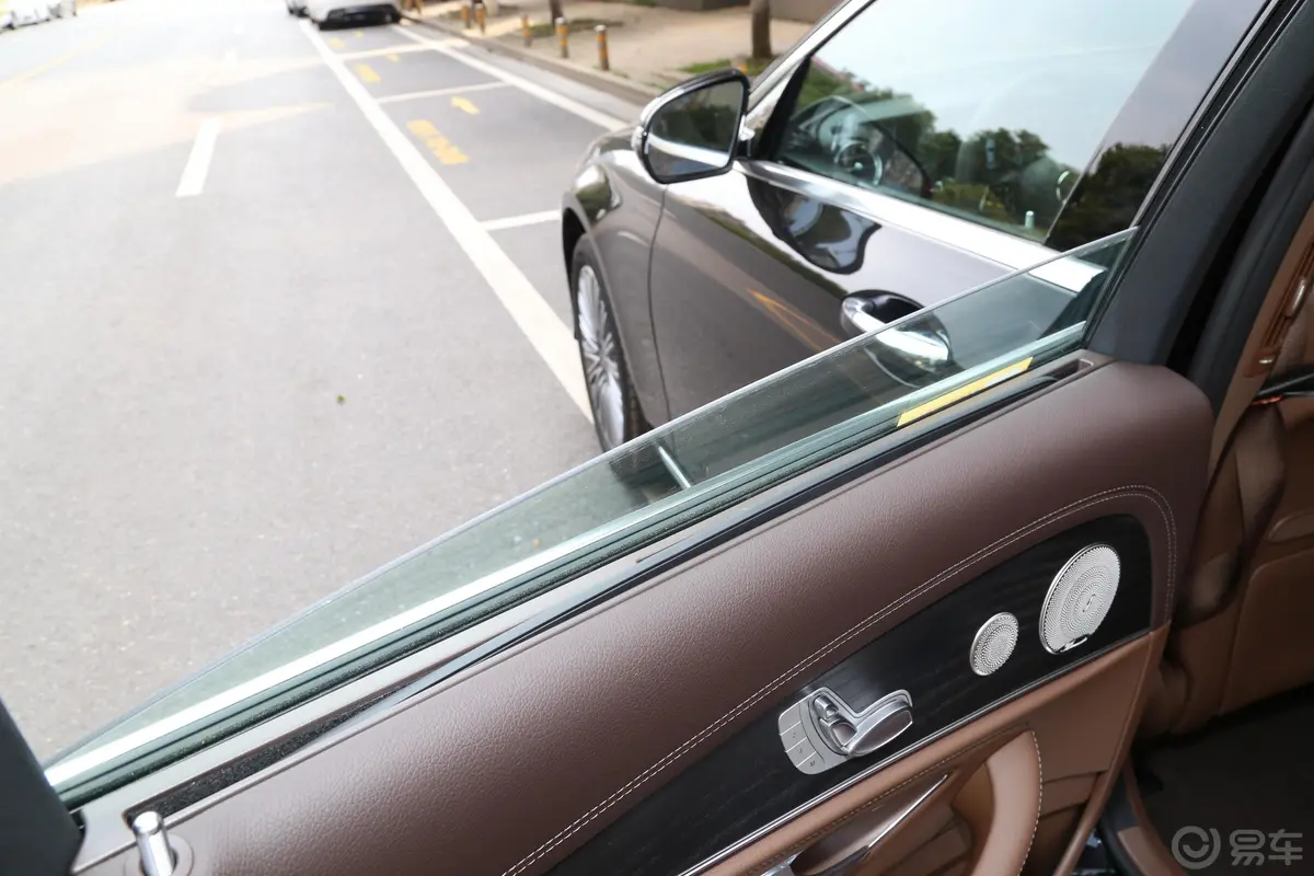 奔驰E级改款二 E 300 L 尊贵型后排玻璃材质特写