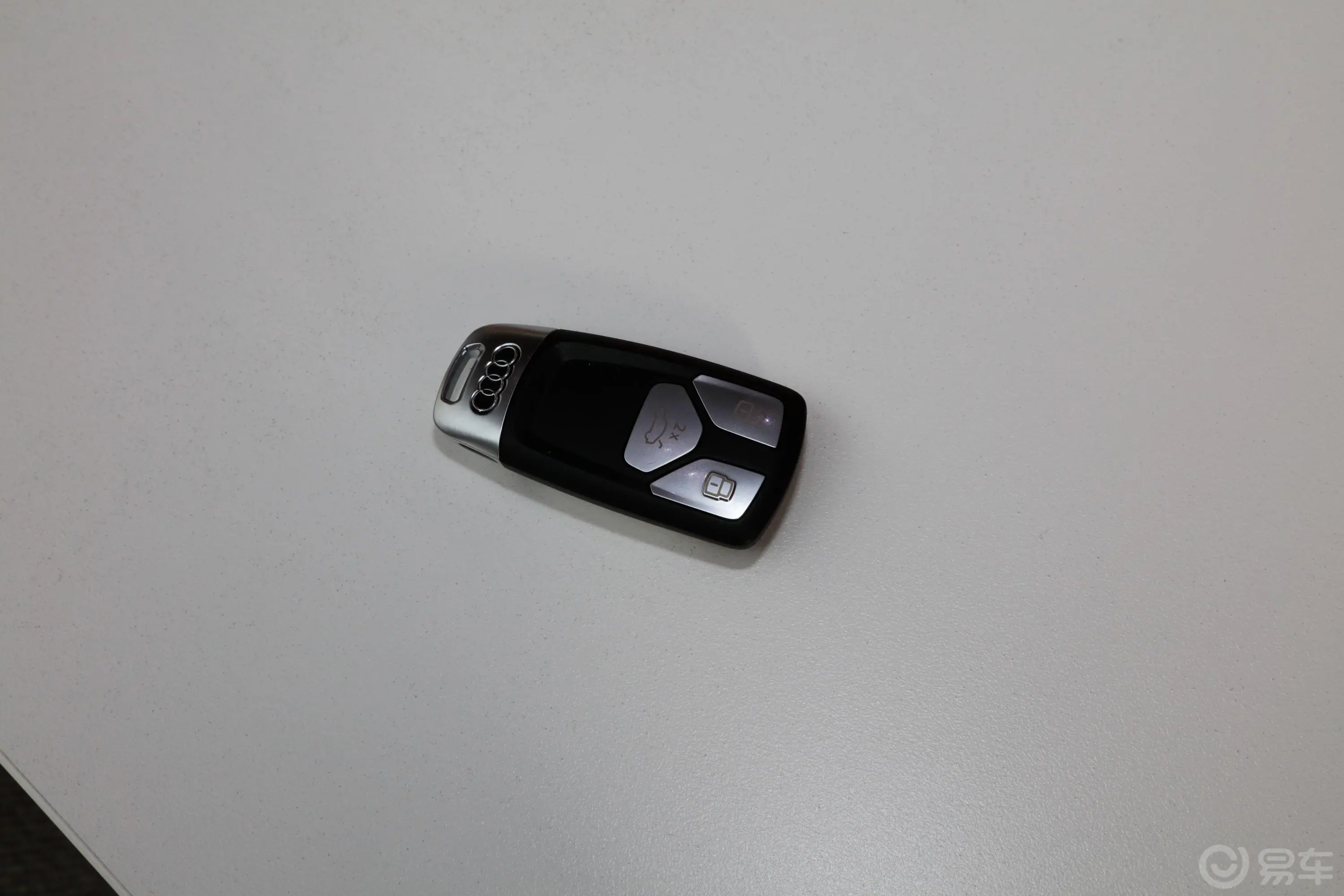 奥迪RS 52.9T Coupe 暗金版钥匙孔或一键启动按键