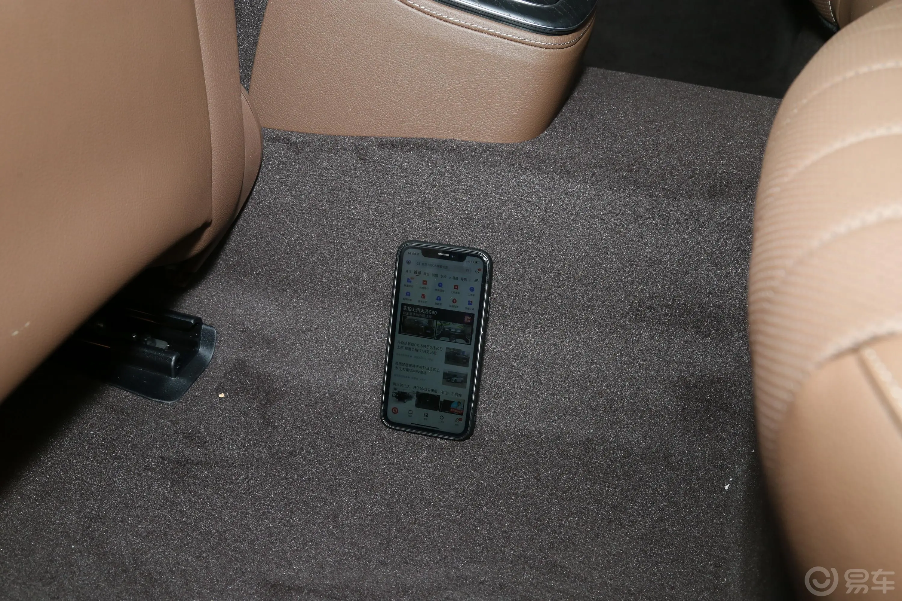 奔驰E级改款二 E 300 L 尊贵型后排地板中间位置