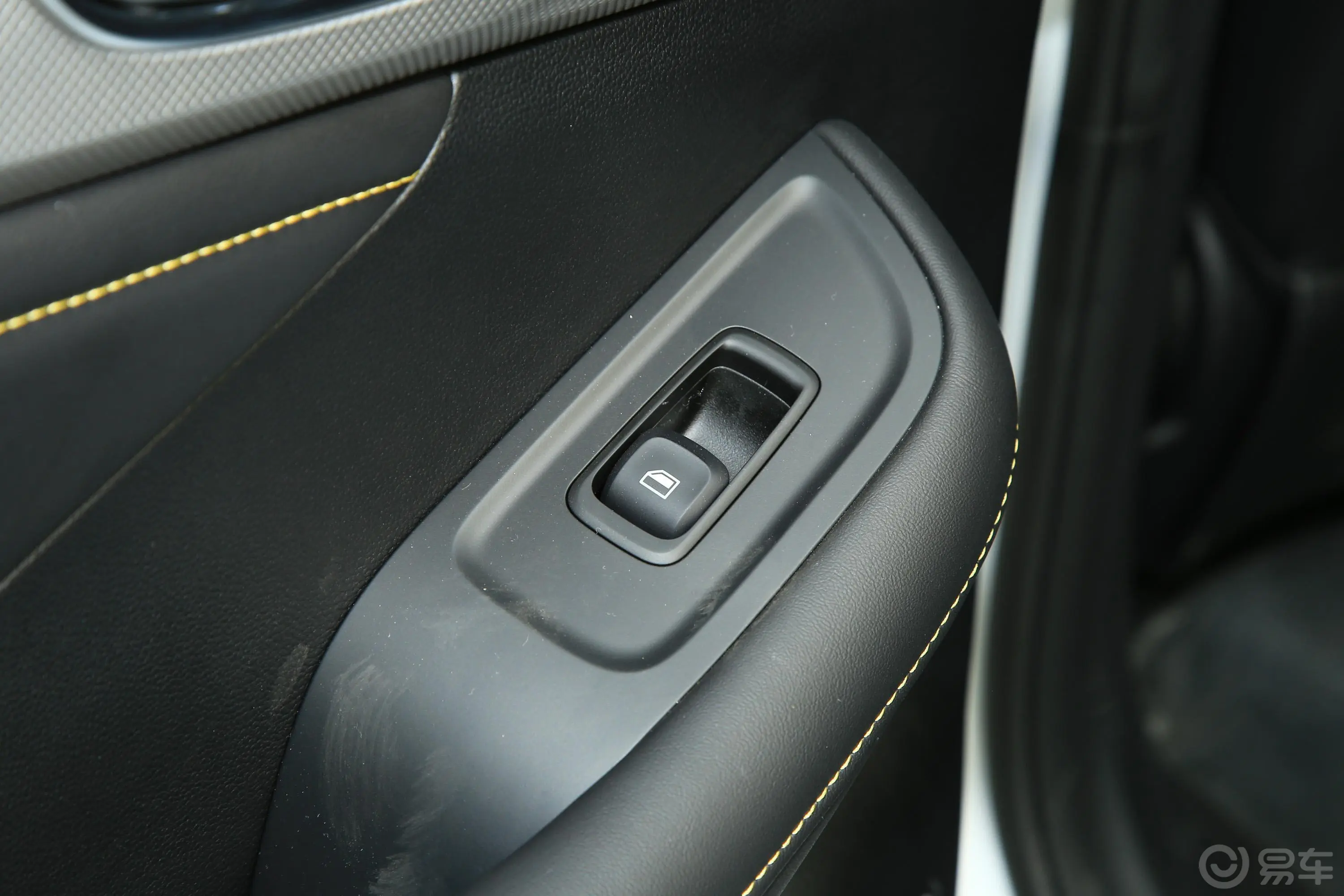 荣威i6 MAX EV500天幕尊享版后车窗调节