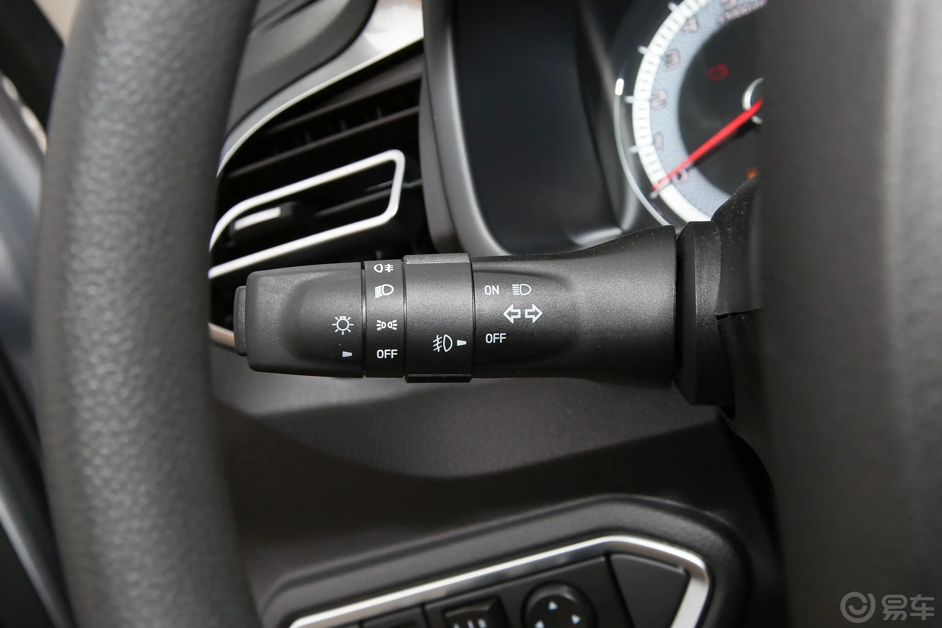 瑞迈2.4T 四驱标轴舒适版 汽油灯光控制区