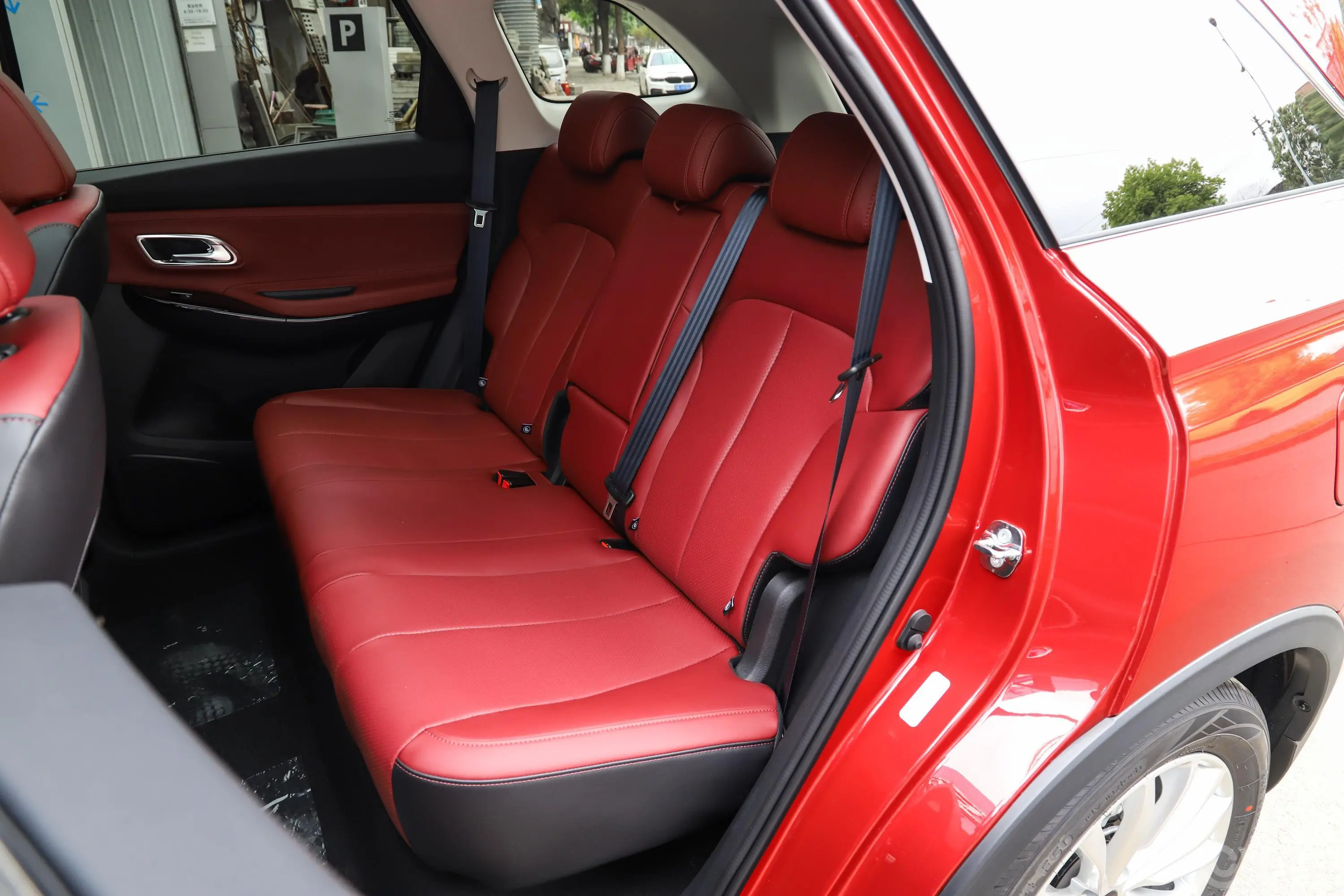 长安欧尚X7 PLUS蓝鲸版 1.5T 双离合红版 5座后备箱内座椅放倒按钮