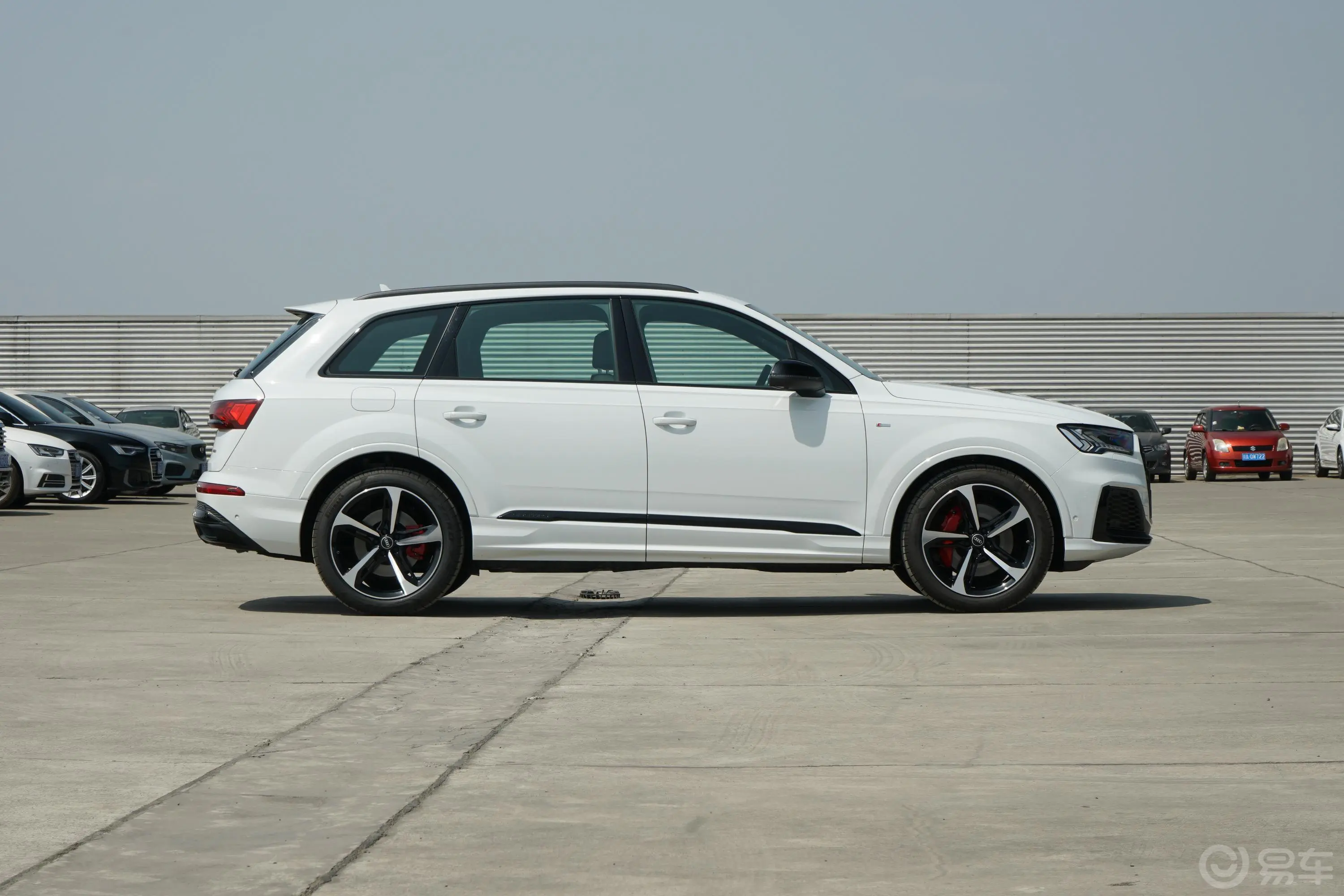 奥迪Q755 TFSI quattro S line冰雪运动型外观