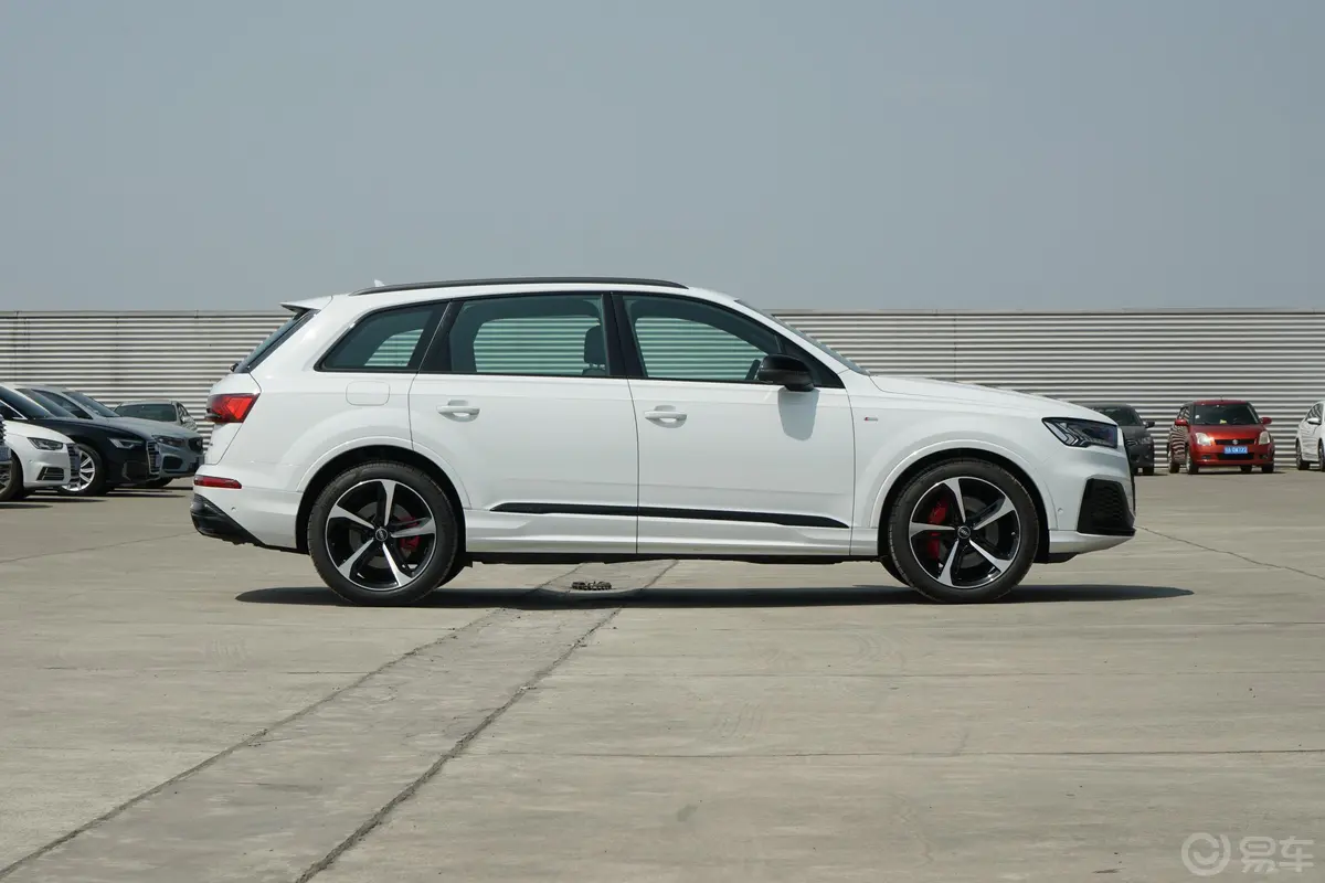 奥迪Q755 TFSI quattro S line冰雪运动型外观