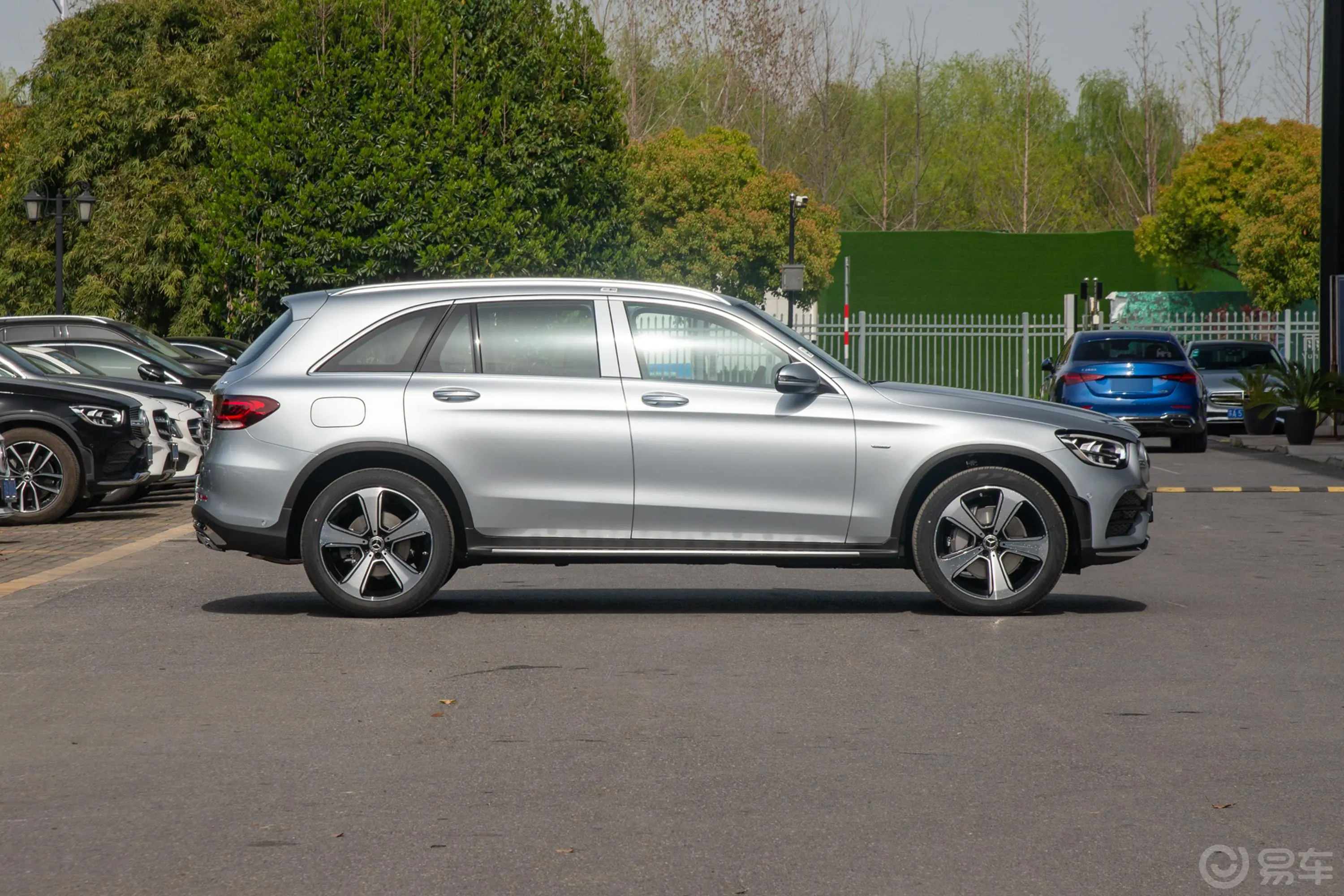 奔驰GLCGLC 300 L 4MATIC 动感型臻藏版正侧车头向右水平