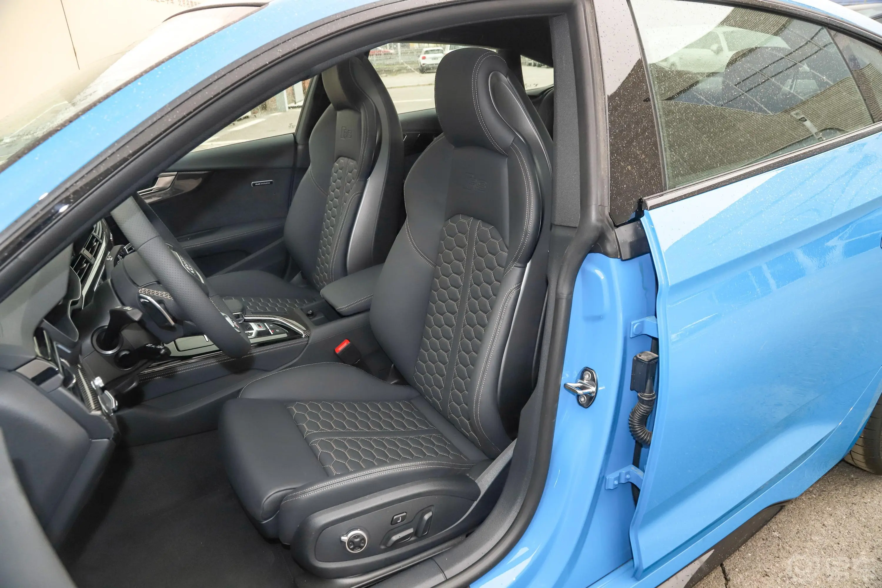 奥迪RS 52.9T Sportback 暗金版驾驶员座椅