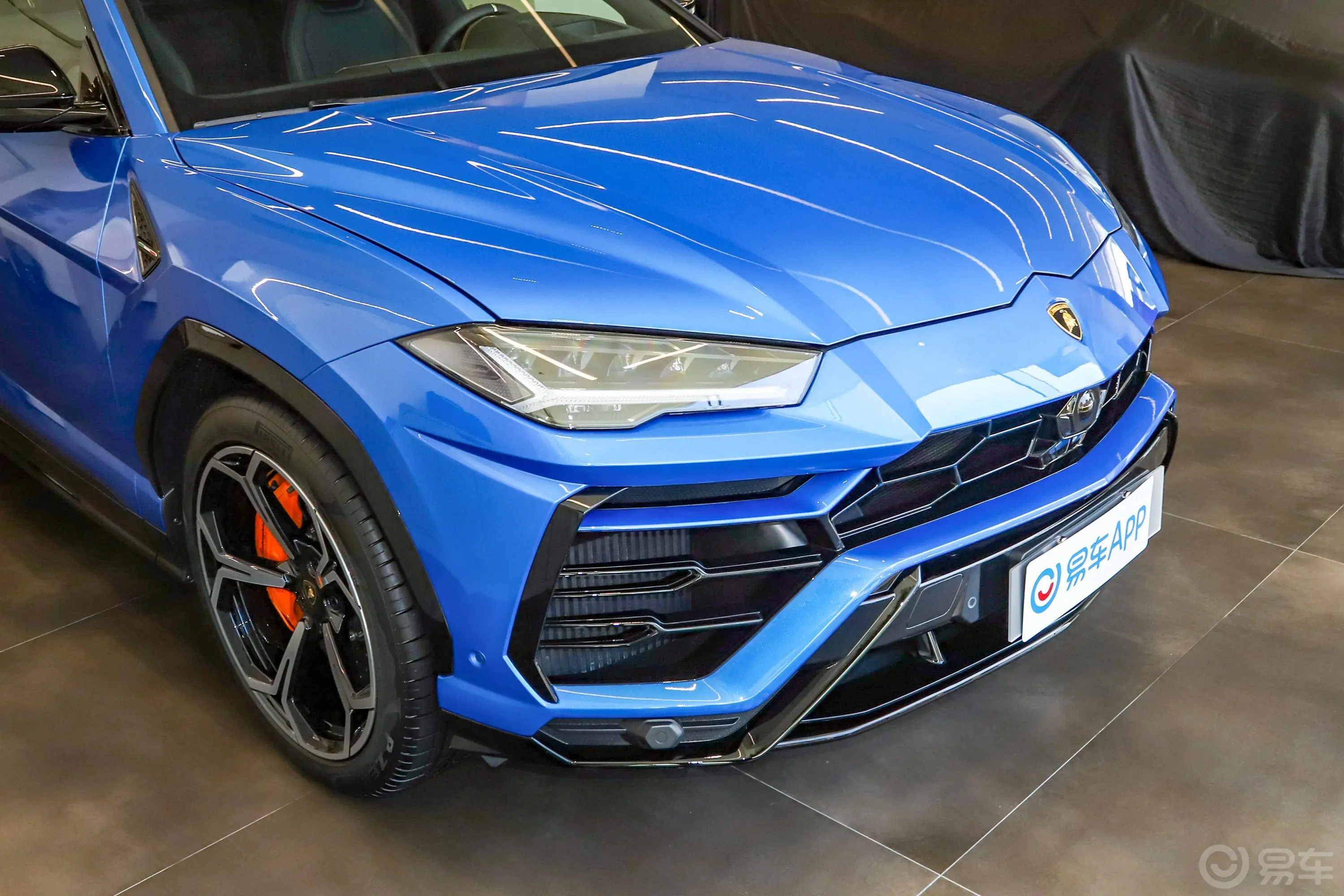 Urus4.0T V8前格栅侧俯拍