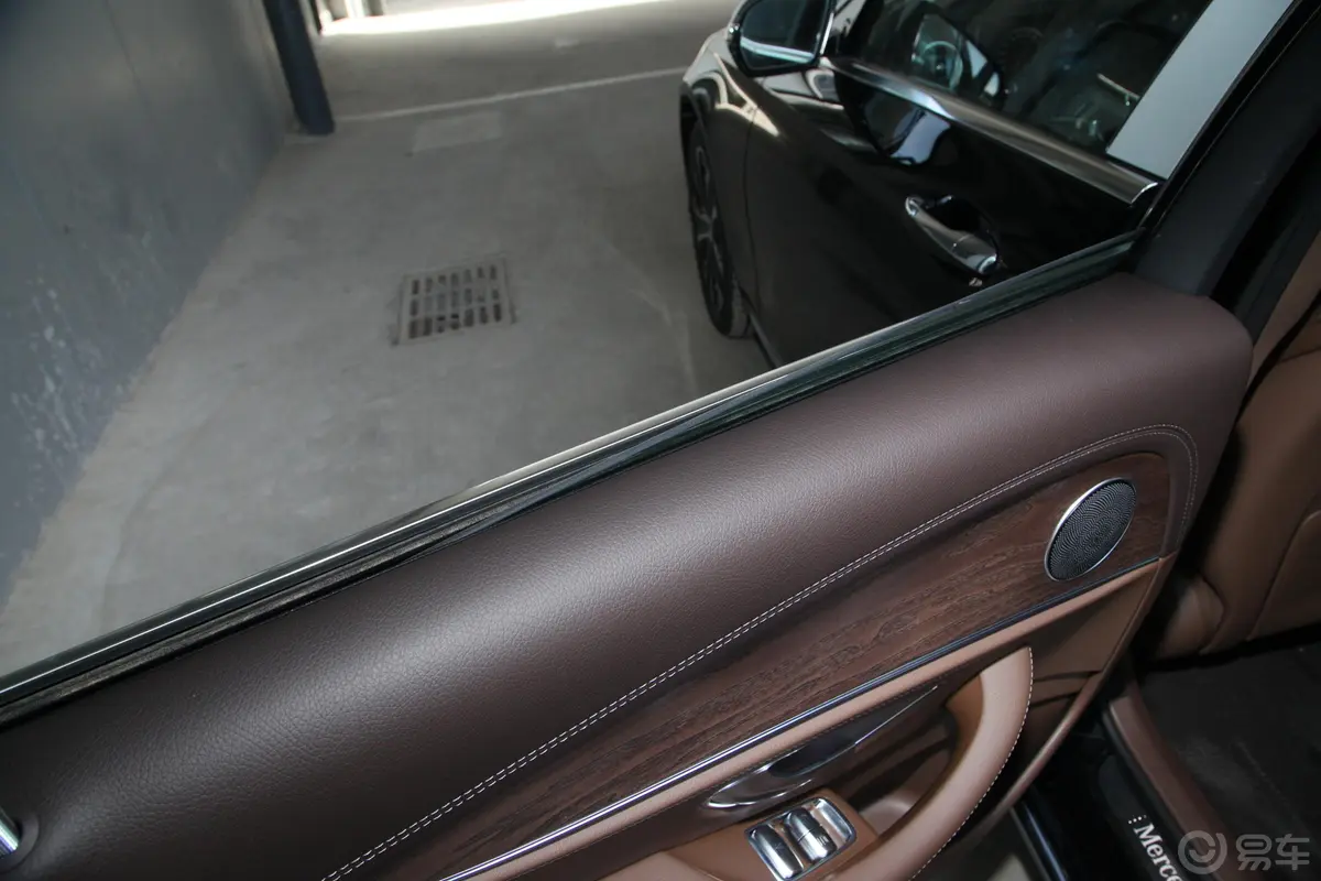 奔驰E级 插电混动改款二 E 350 e L 插电式混合动力轿车后排玻璃材质特写
