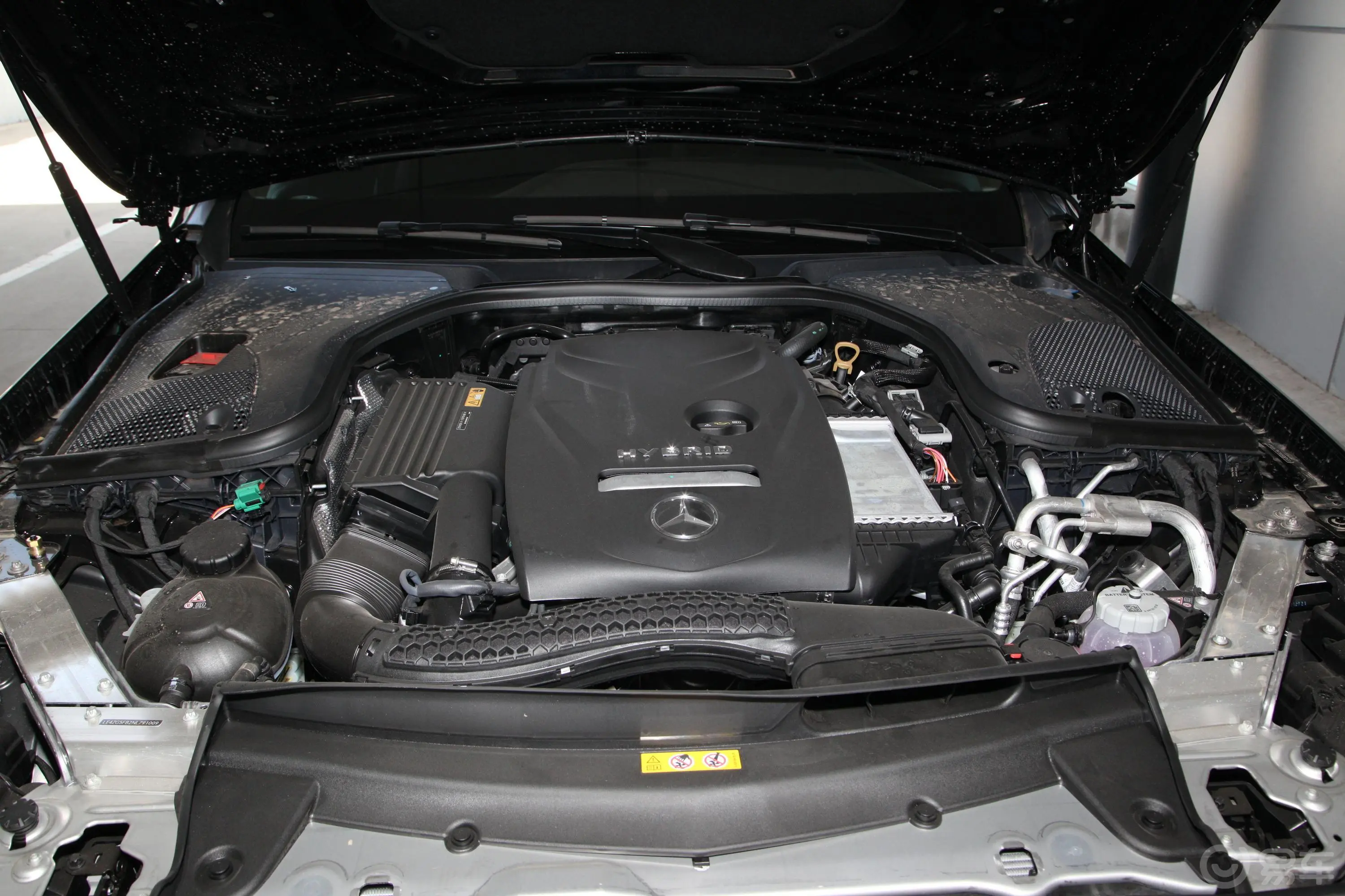 奔驰E级 插电混动改款二 E 350 e L 插电式混合动力轿车外观