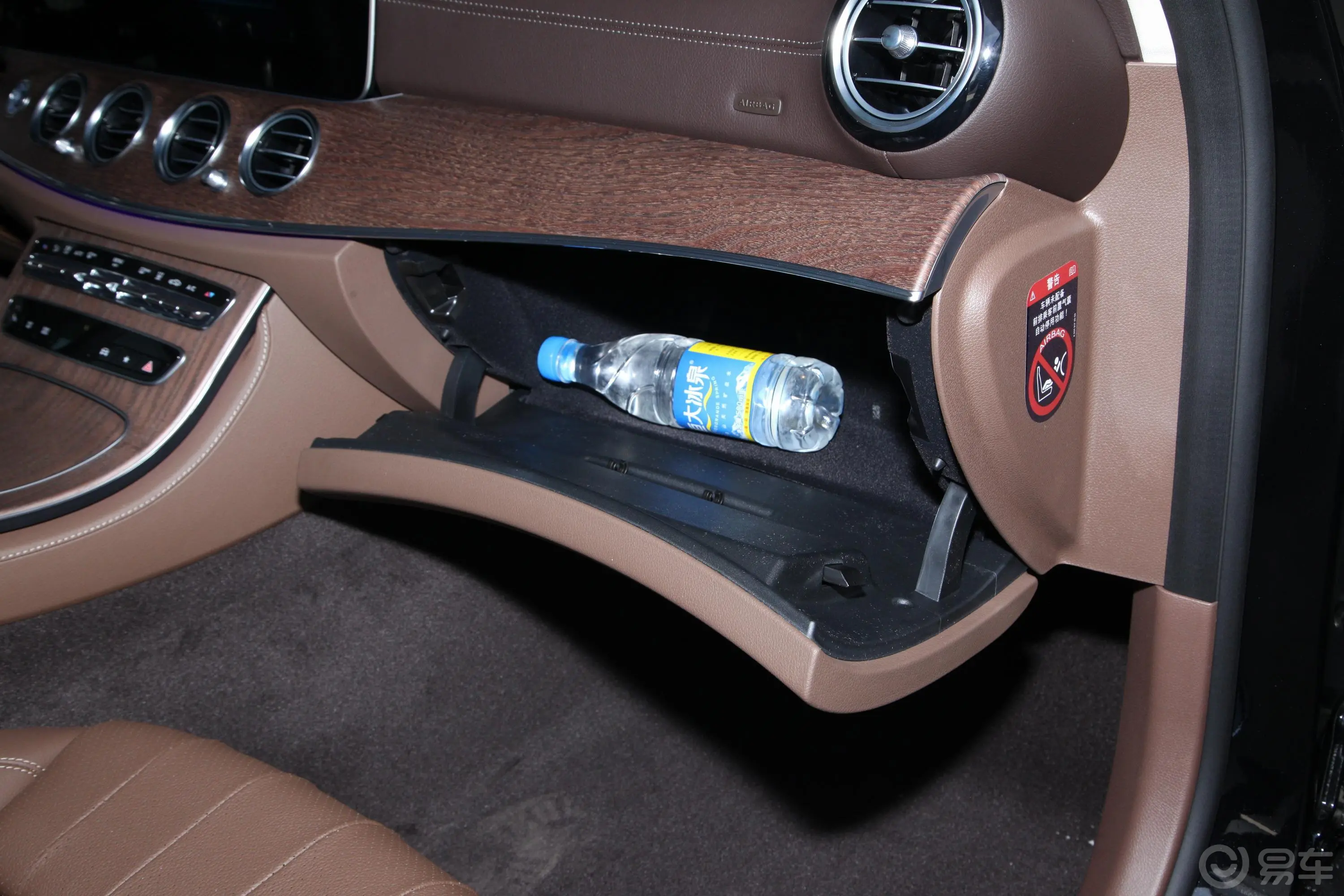 奔驰E级 插电混动改款二 E 350 e L 插电式混合动力轿车手套箱空间水瓶横置