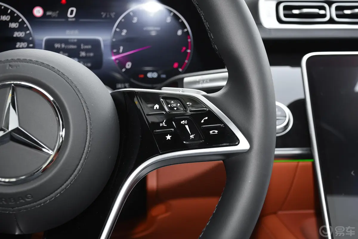奔驰S级改款 S 400 L 豪华型右侧方向盘功能按键