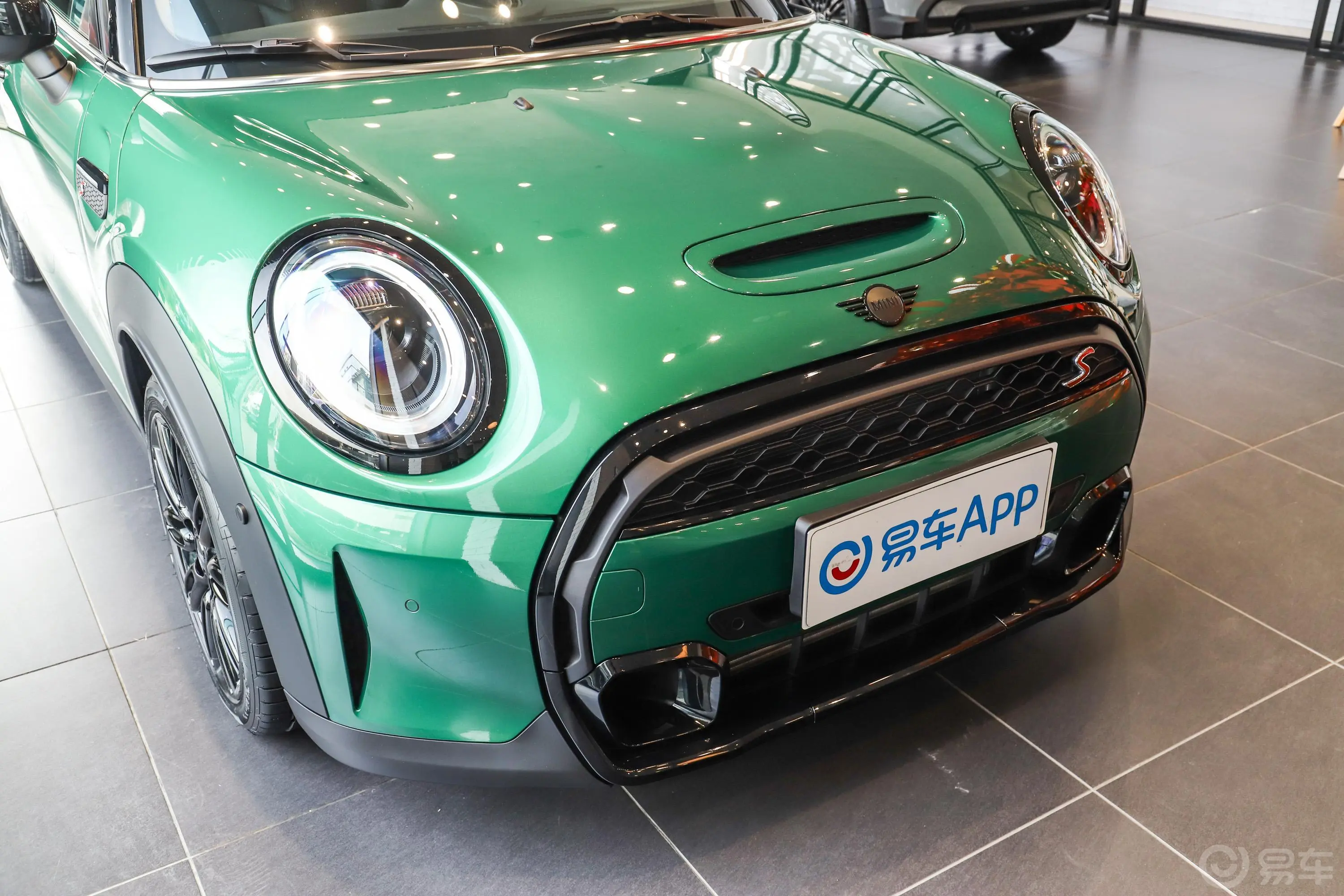 MINI改款 2.0T COOPER S 经典派 五门版前格栅侧俯拍