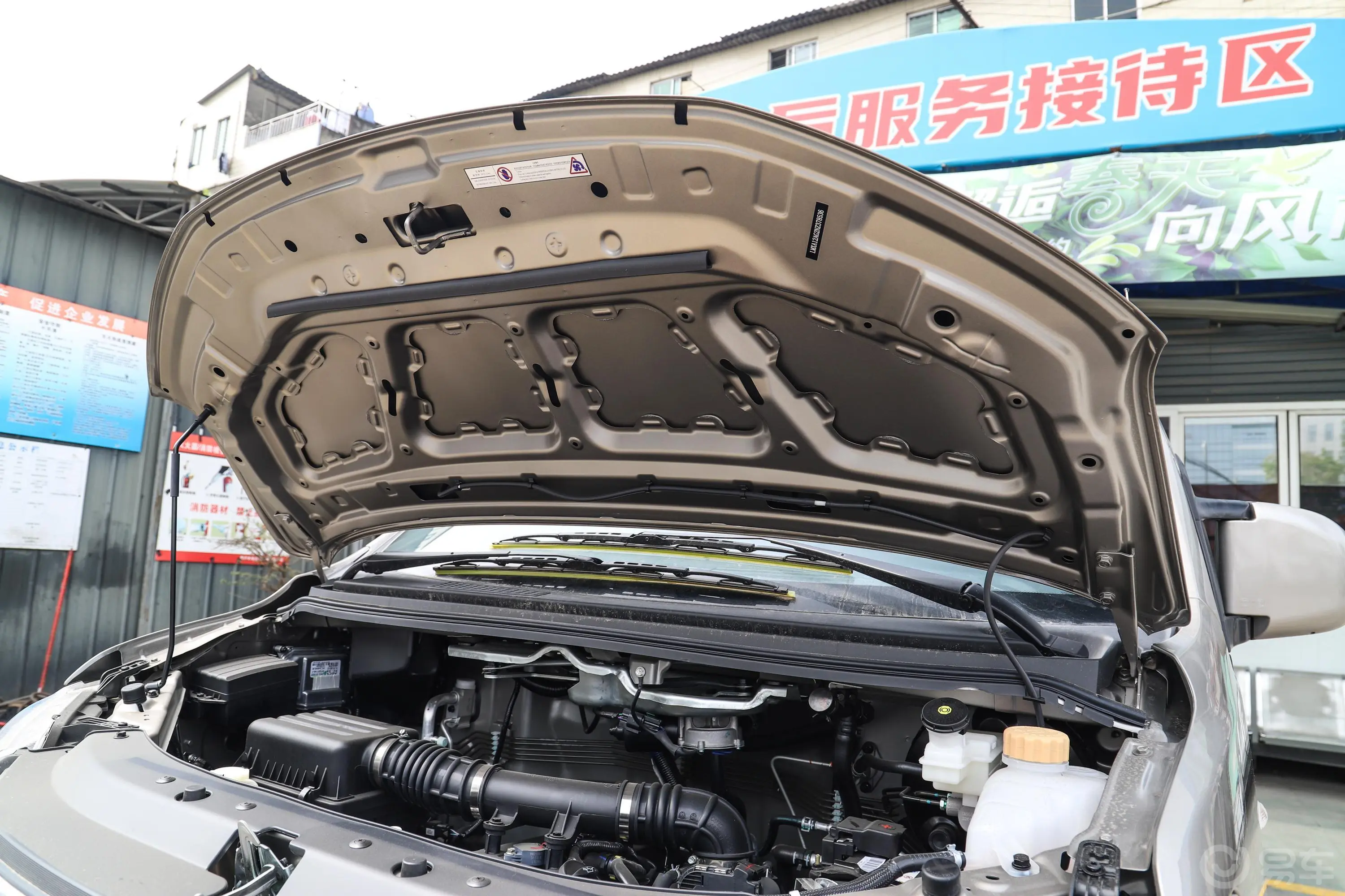 菱智M5L 1.6L 手动 实用型 7座 国VI外观