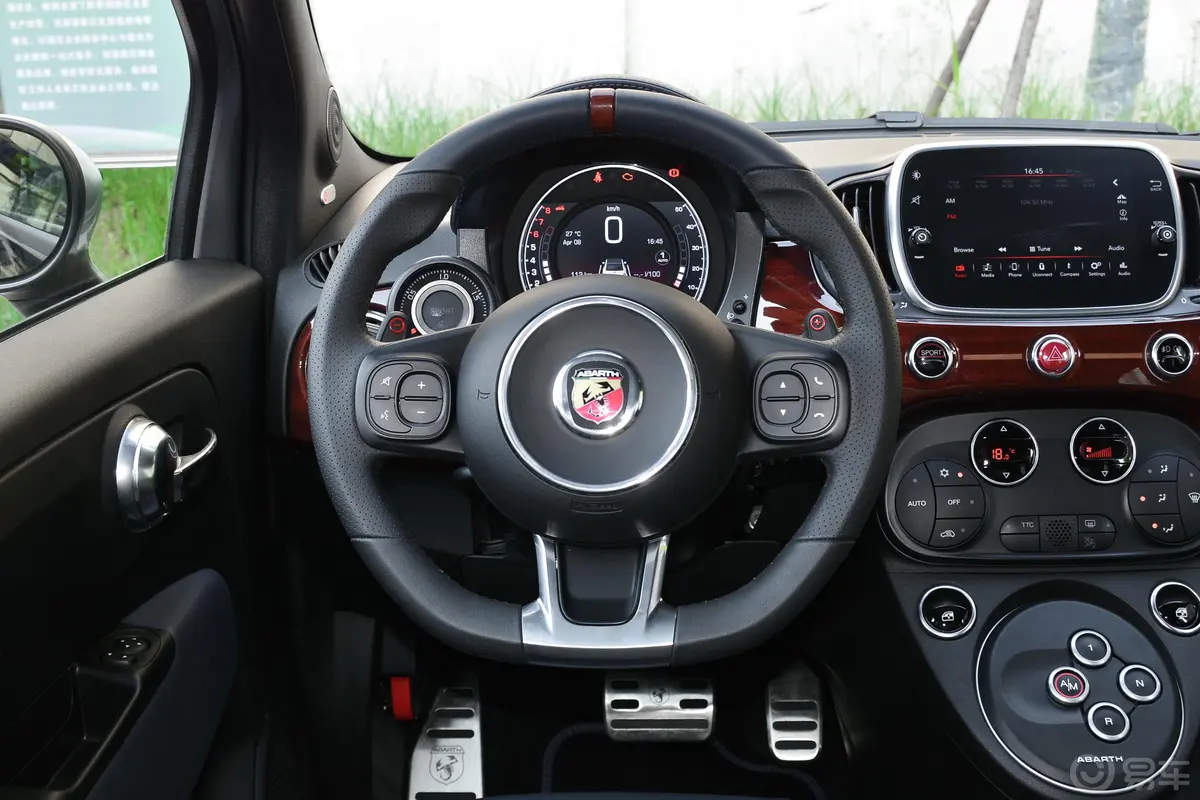 Abarth 695Abarth 695 Rivale 限量版方向盘