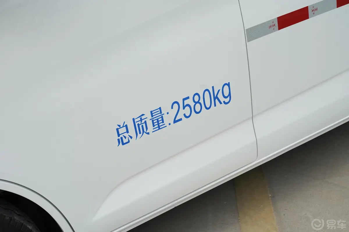 睿行EM60300km 纯电动厢式运输车平顶背掀门2座60kW外观