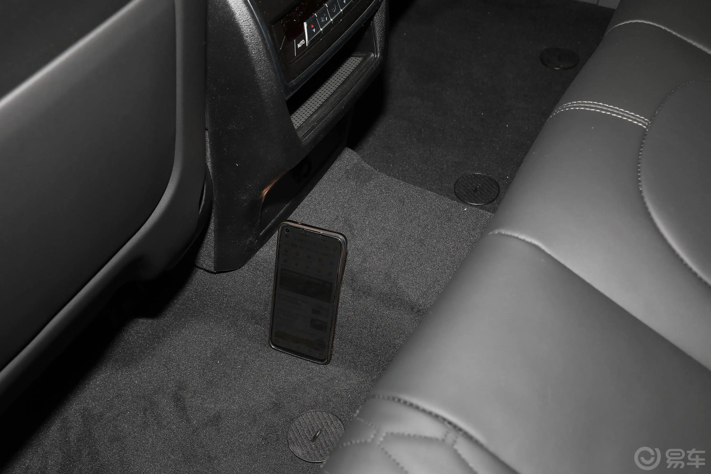 宝马X6改款 xDrive40i 尊享型 M运动套装后排地板中间位置
