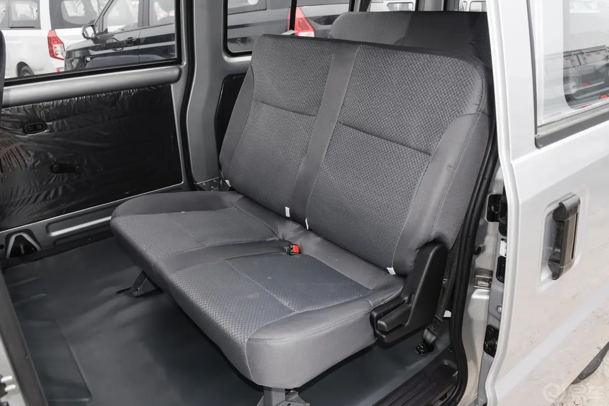 五菱荣光EV300km 客车版基本型 鹏辉电池 7座后排座椅