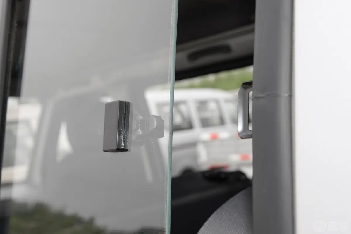 五菱荣光EV300km 客车版基本型 鹏辉电池 7座后排玻璃材质特写