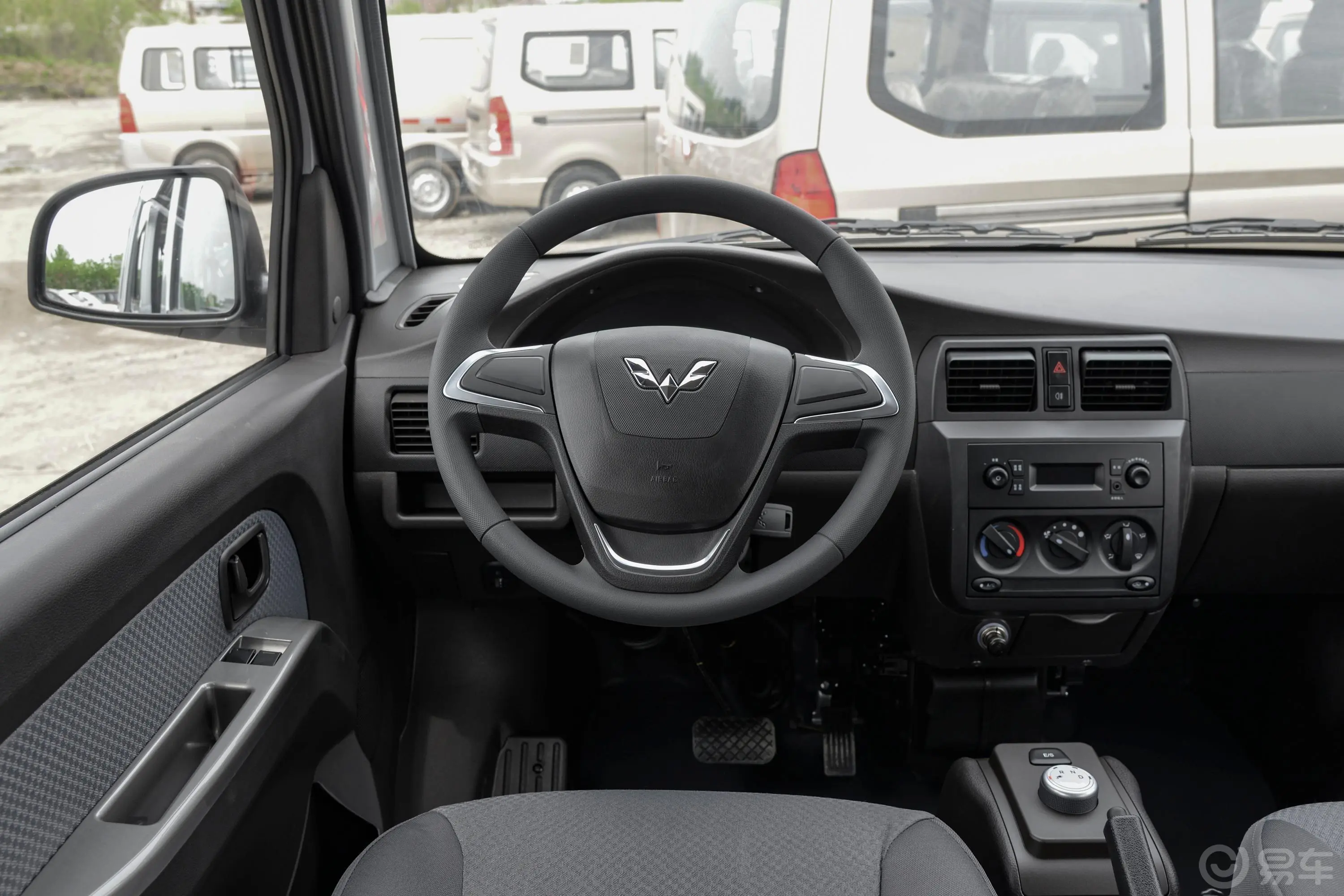 五菱荣光EV300km 客车版基本型 鹏辉电池 7座驾驶位区域