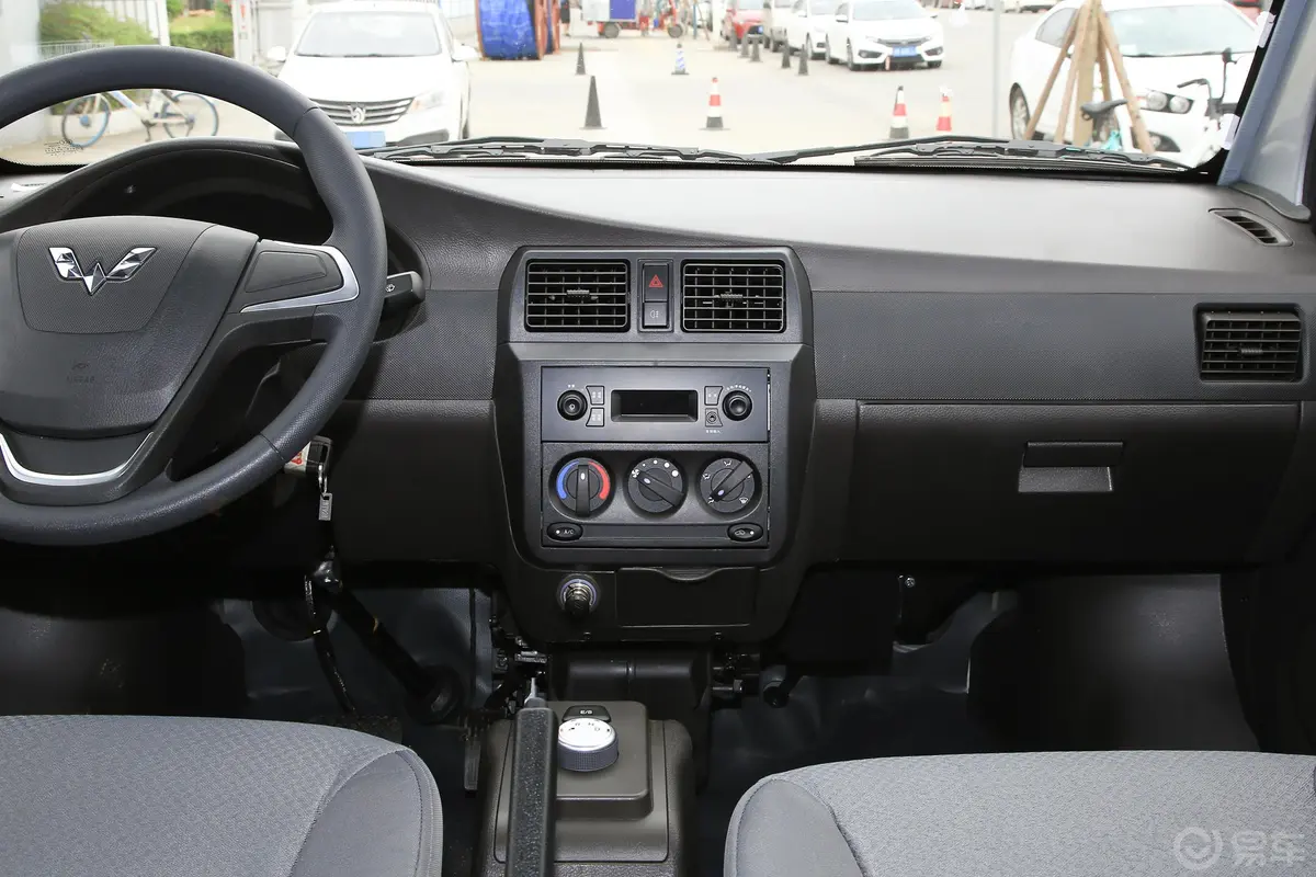 五菱荣光EV300km 客车版基本型 宁德时代 7座中控台整体