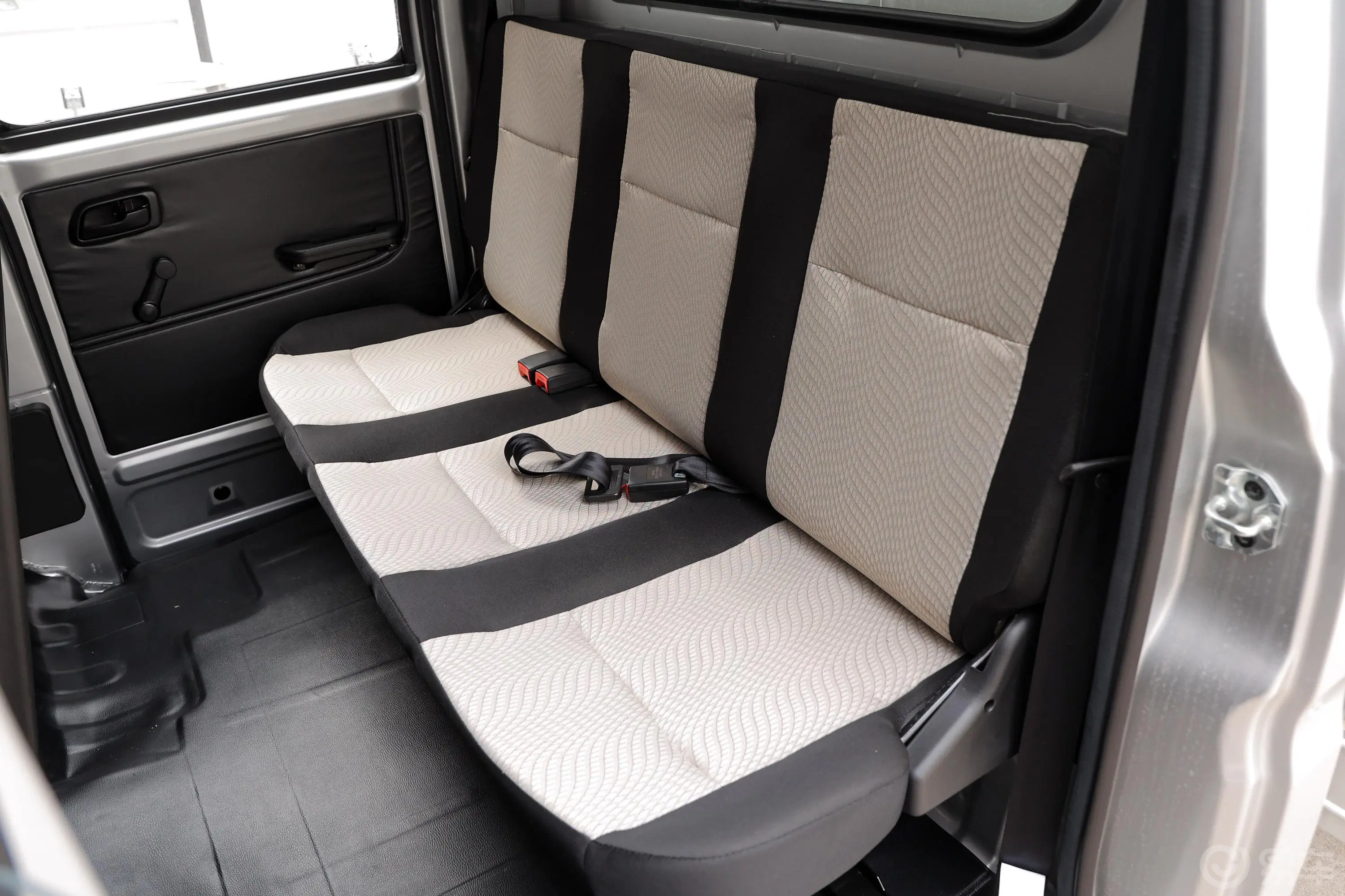 新豹T3标准版 东安1.6L 122马力 2.38米厢货 双排 汽油 国Ⅵ后排座椅