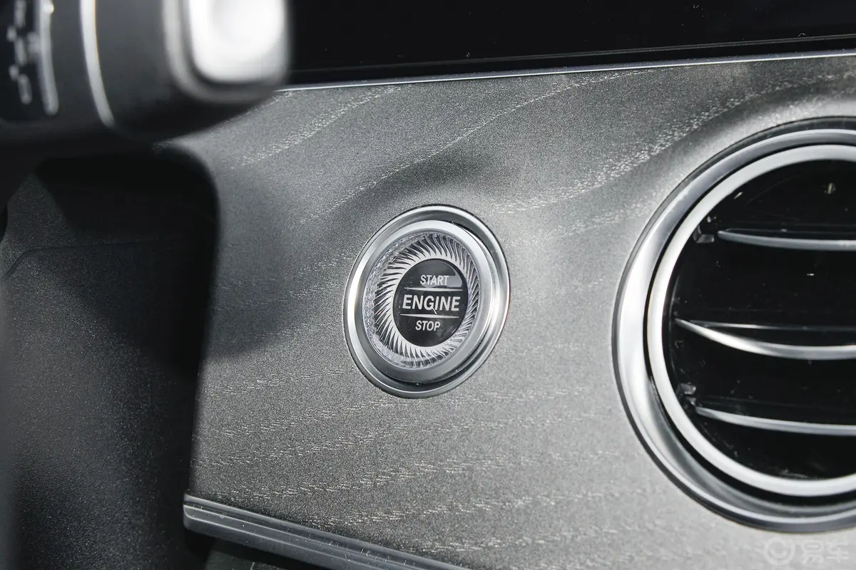 奔驰E级改款二 E 300 L 运动尊贵型钥匙孔或一键启动按键