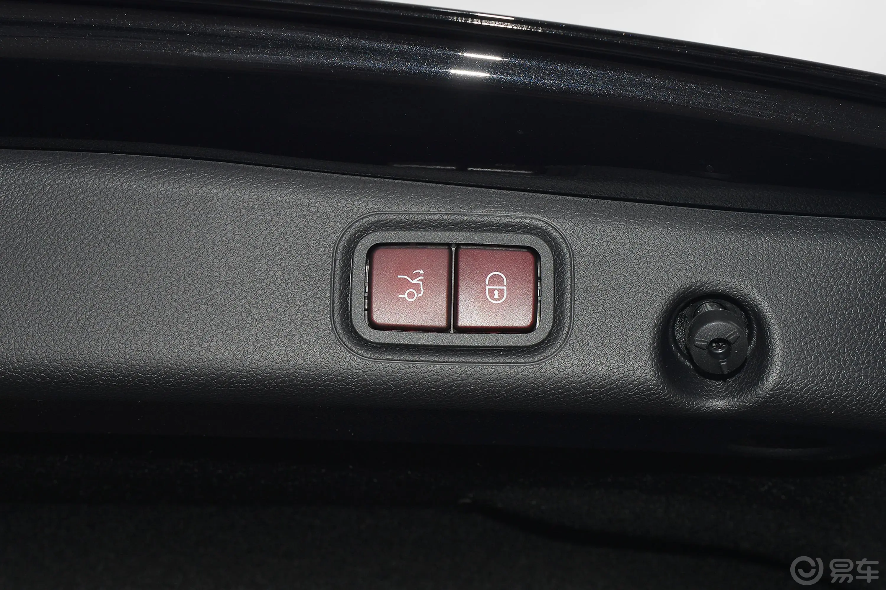 奔驰E级改款二 E 300 L 运动尊贵型电动尾门按键（手动扶手）