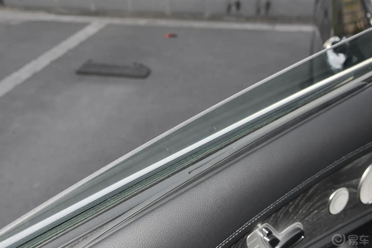 奔驰E级改款二 E 300 L 运动尊贵型后排玻璃材质特写