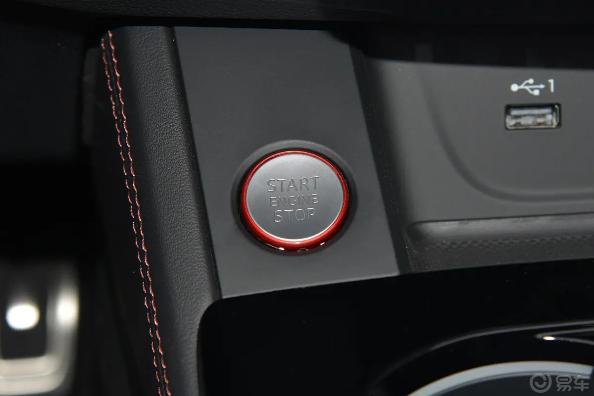 奥迪S53.0T Cabriolet钥匙孔或一键启动按键