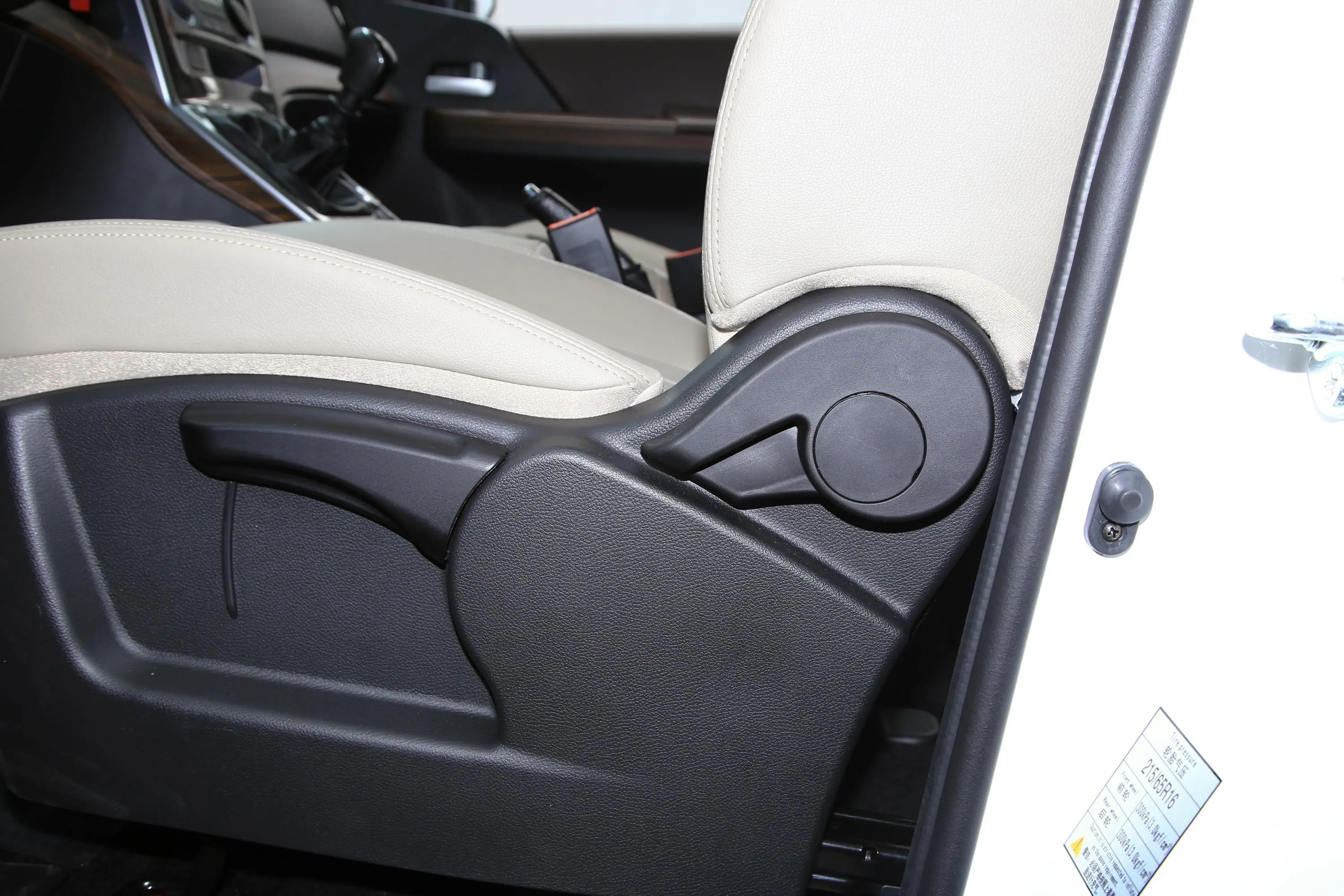 菱智PLUS2.0L 手动 标准型 9座 CNG主驾座椅调节