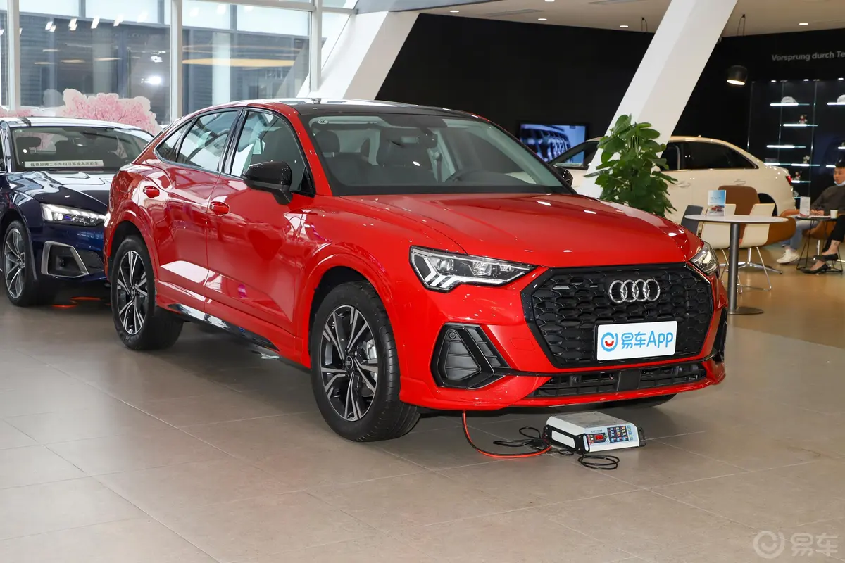 奥迪Q3 Sportback40 TFSI 时尚型侧前45度车头向右水平