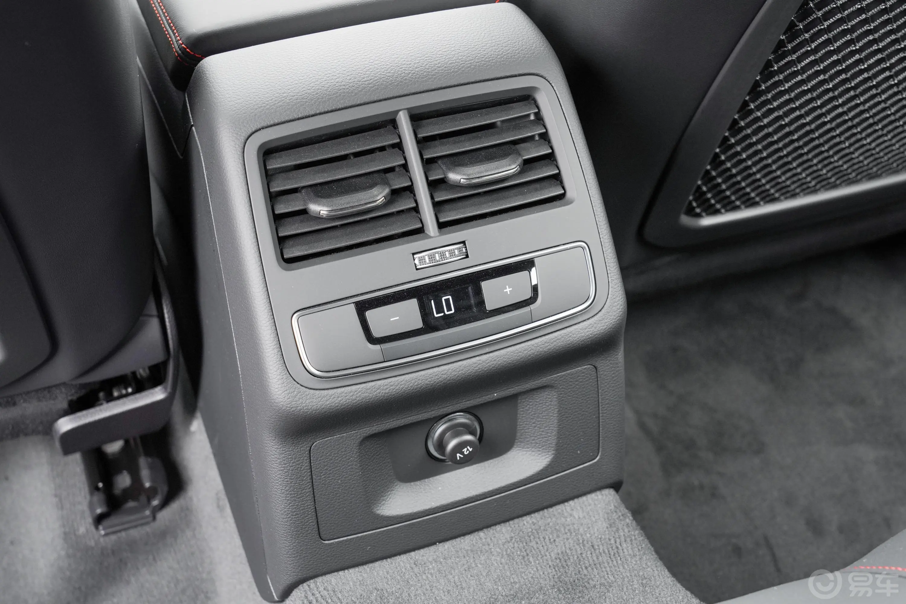 奥迪RS 42.9T Avant 黑曜版后排空调控制键