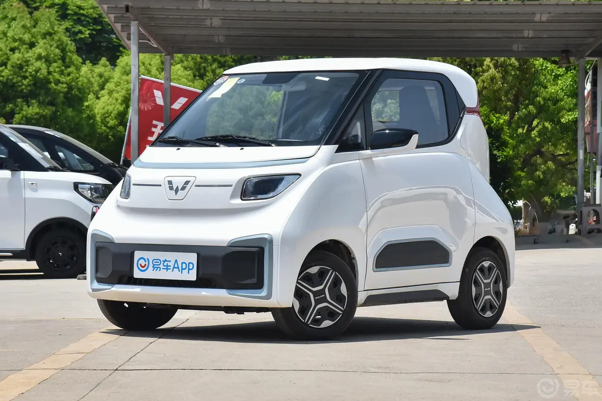 五菱NanoEV305km 高功率版玩乐款侧前45度车头向左水平