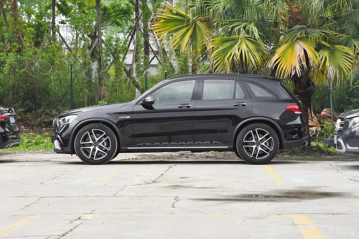 奔驰GLC AMG改款 AMG GLC 63 4MATIC+正侧车头向左水平