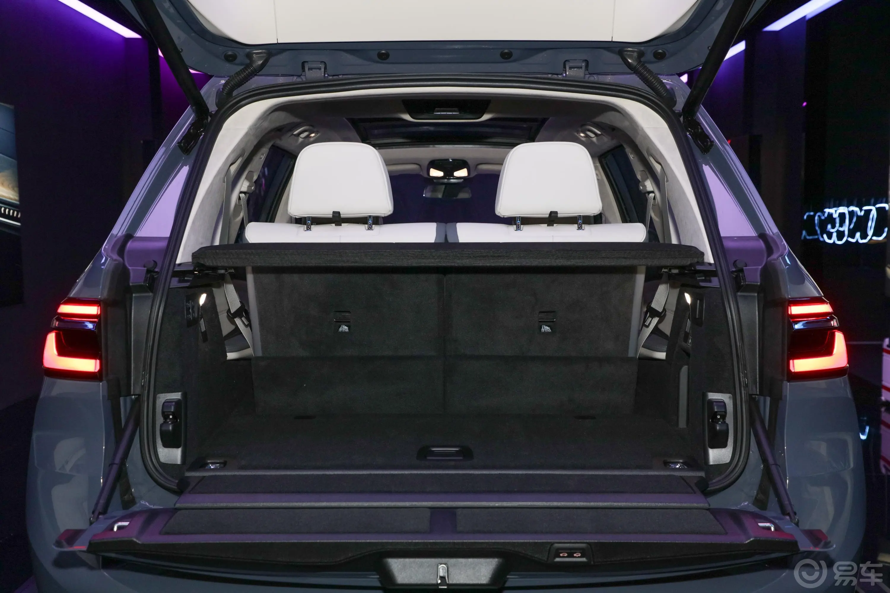 宝马X7xDrive40i 尊享型 豪华套装后备厢空间特写