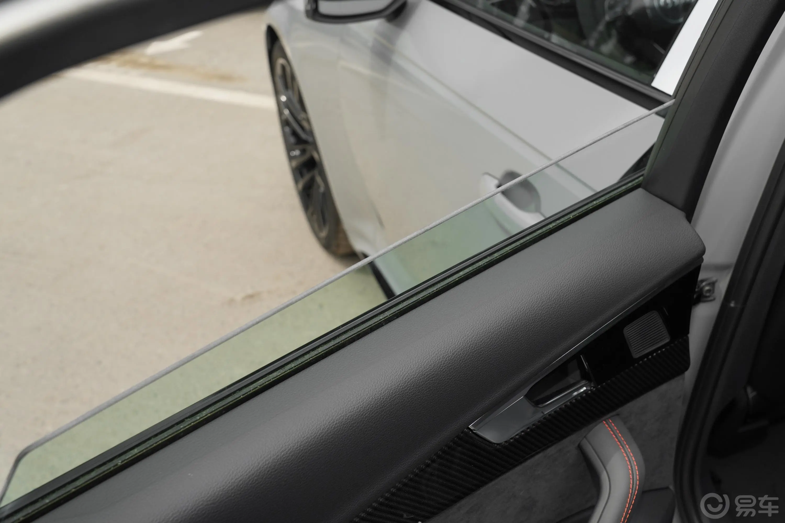 奥迪RS 42.9T Avant 黑曜版后排玻璃材质特写