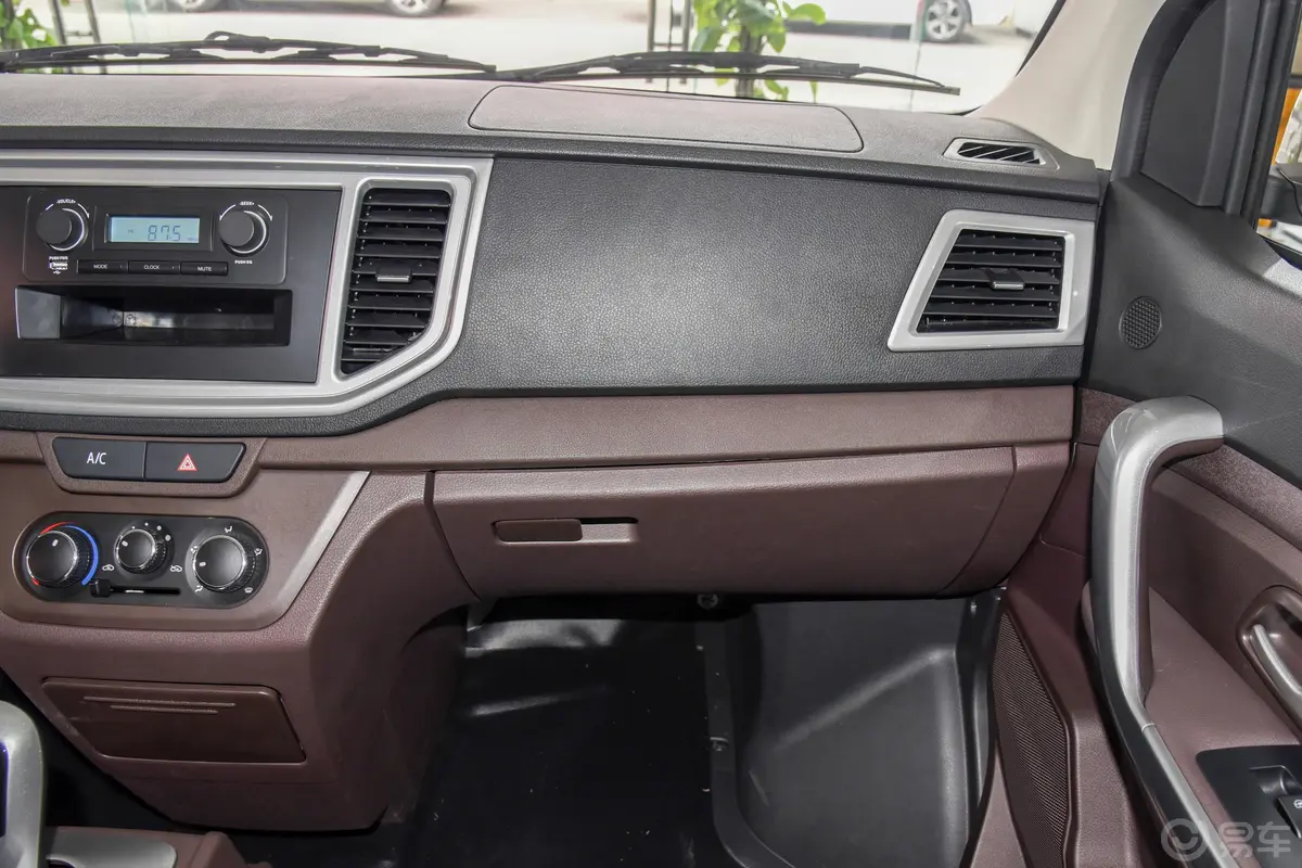 博腾V2 EV封窗厢货 标准型 宁德时代电池副驾驶位区域
