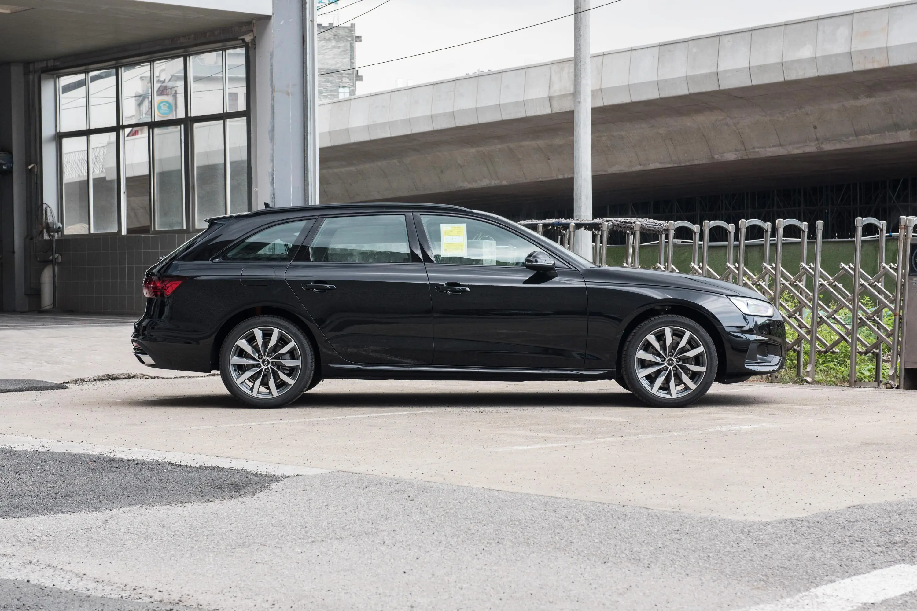 奥迪A4(进口)Avant 40 TFSI 时尚致雅型正侧车头向右水平