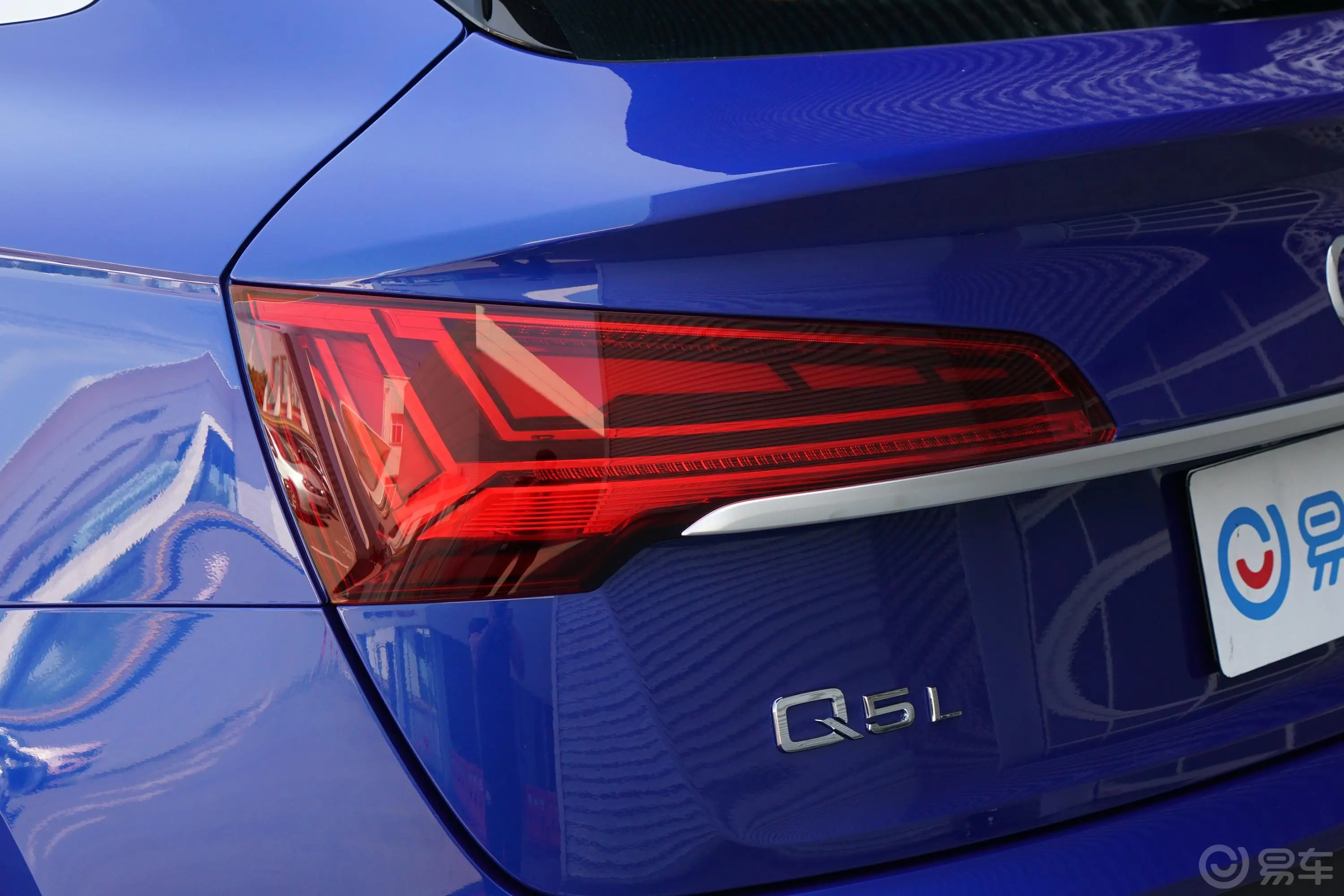 奥迪Q5L Sportback40 TFSI 豪华型尾灯侧45度俯拍