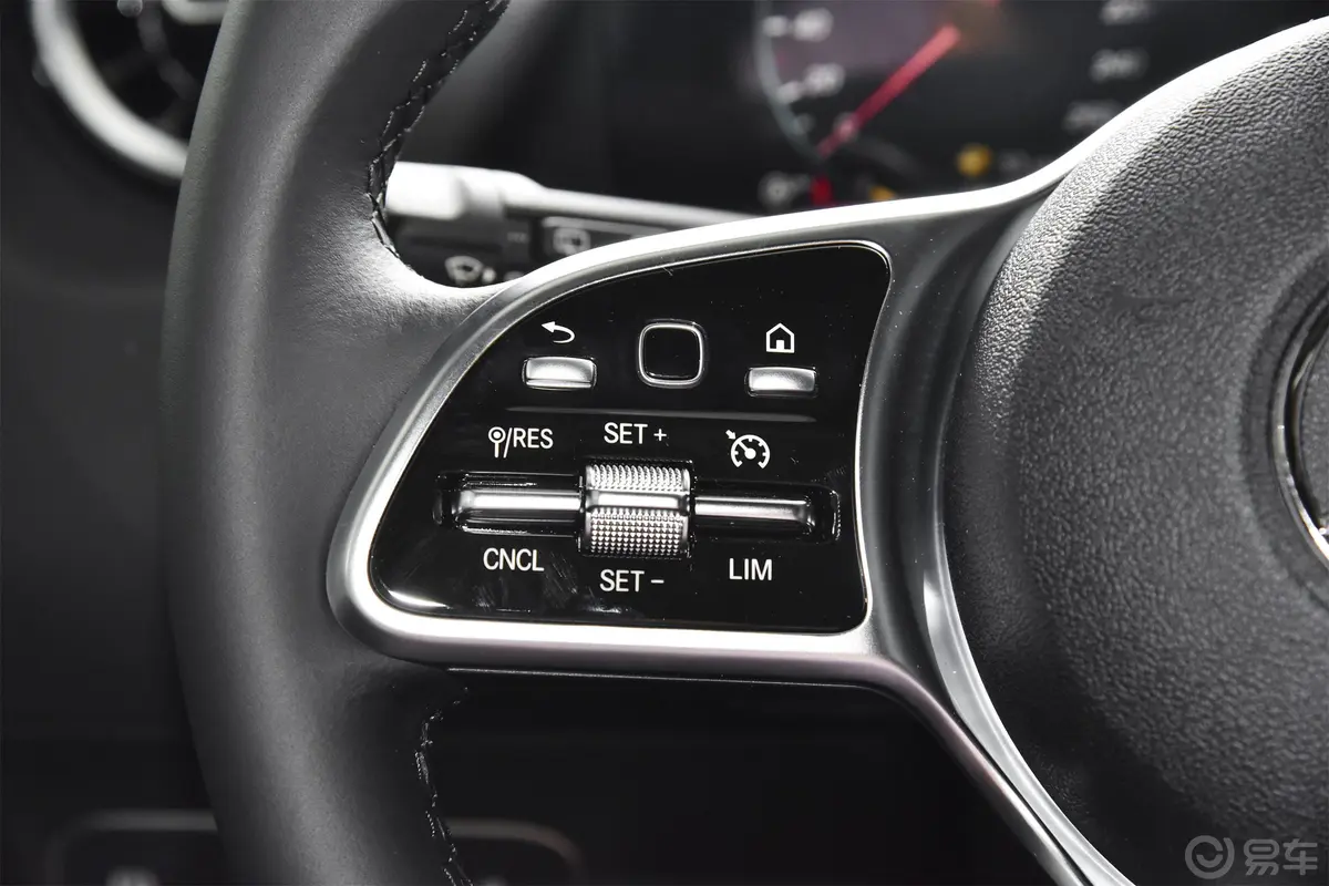 奔驰B级改款 B200 动感型左侧方向盘功能按键
