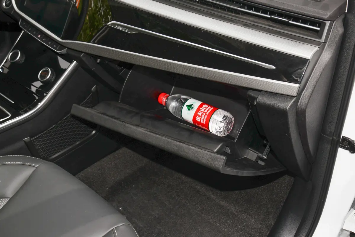 艾瑞泽GX冠军版 1.5L CVT 尊享版手套箱空间水瓶横置