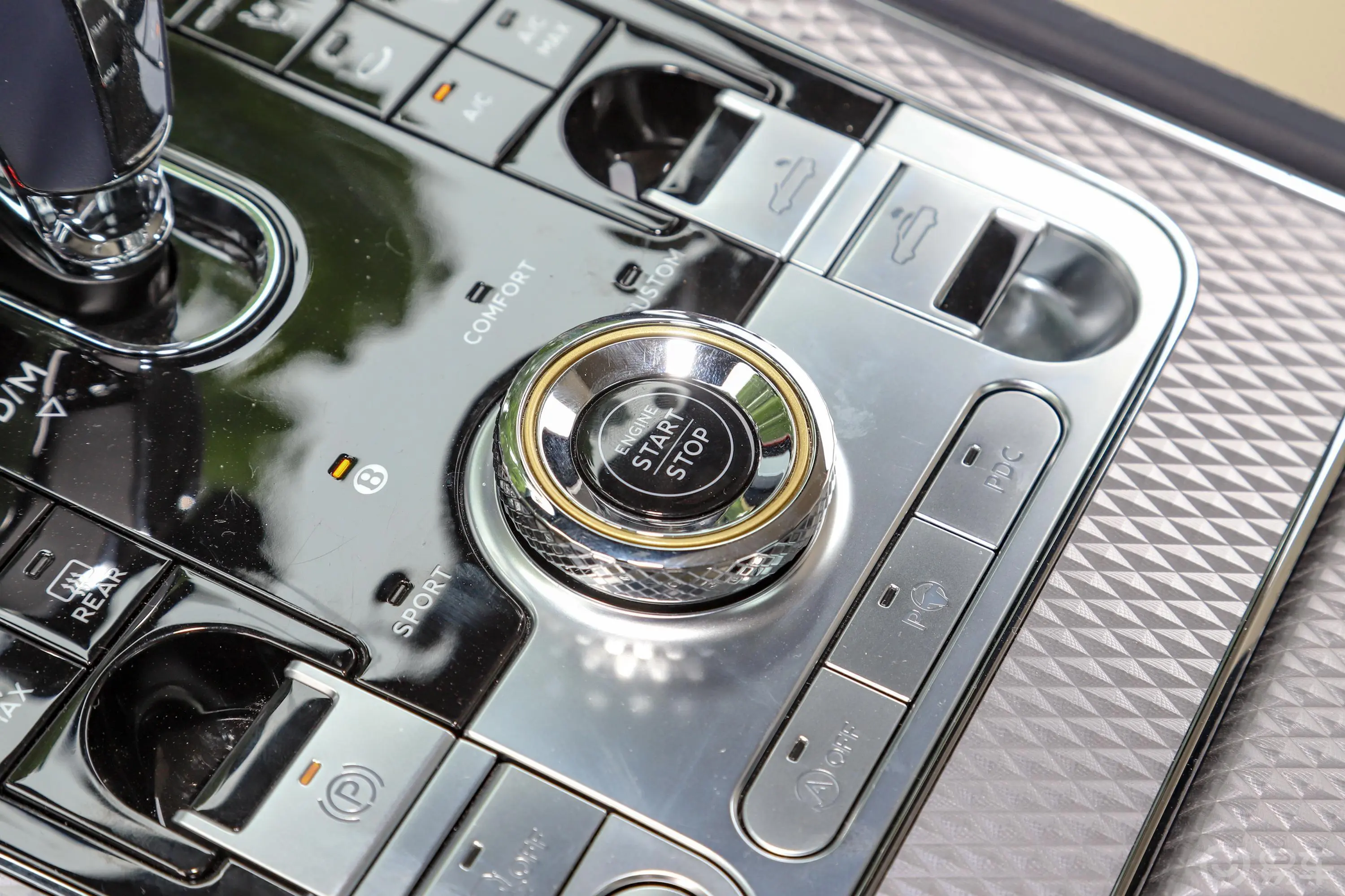 欧陆4.0T GT V8 Mulliner 敞篷版钥匙孔或一键启动按键