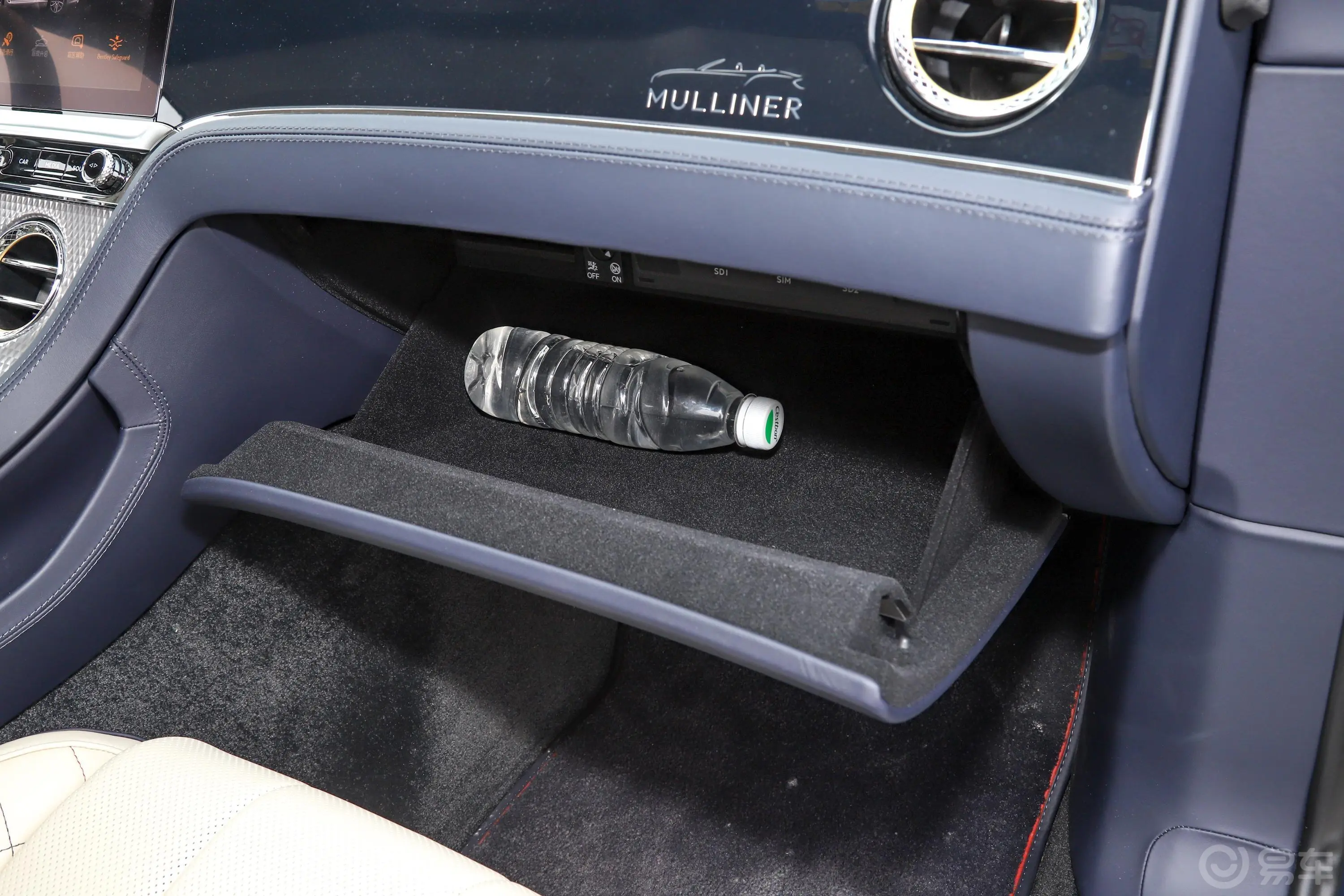欧陆4.0T GT V8 Mulliner 敞篷版手套箱空间水瓶横置