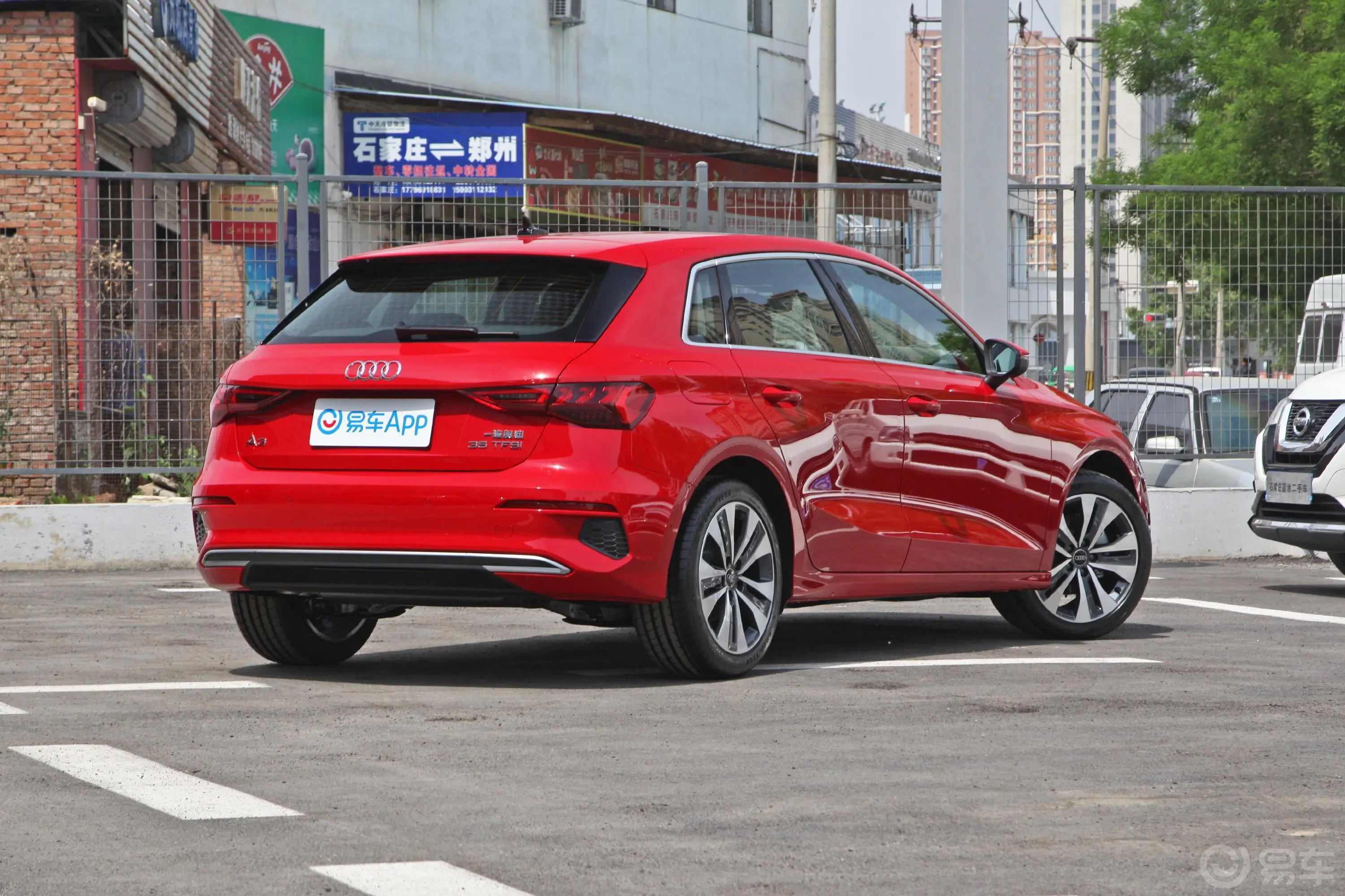 奥迪A3Sportback 35 TFSI 进取致雅型侧后45度车头向右水平