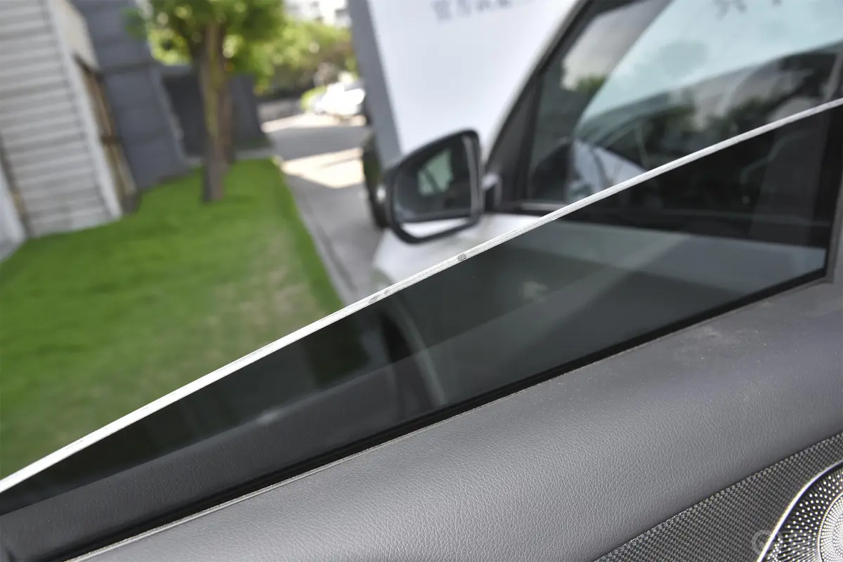 奔驰GLE轿跑改款 GLE 450 4MATIC 轿跑SUV 豪华型后排玻璃材质特写