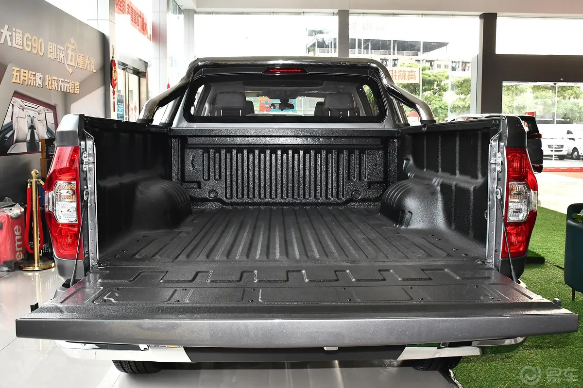 大通T702.0T 自动四驱长箱高底盘澳洲版 柴油后备厢空间特写