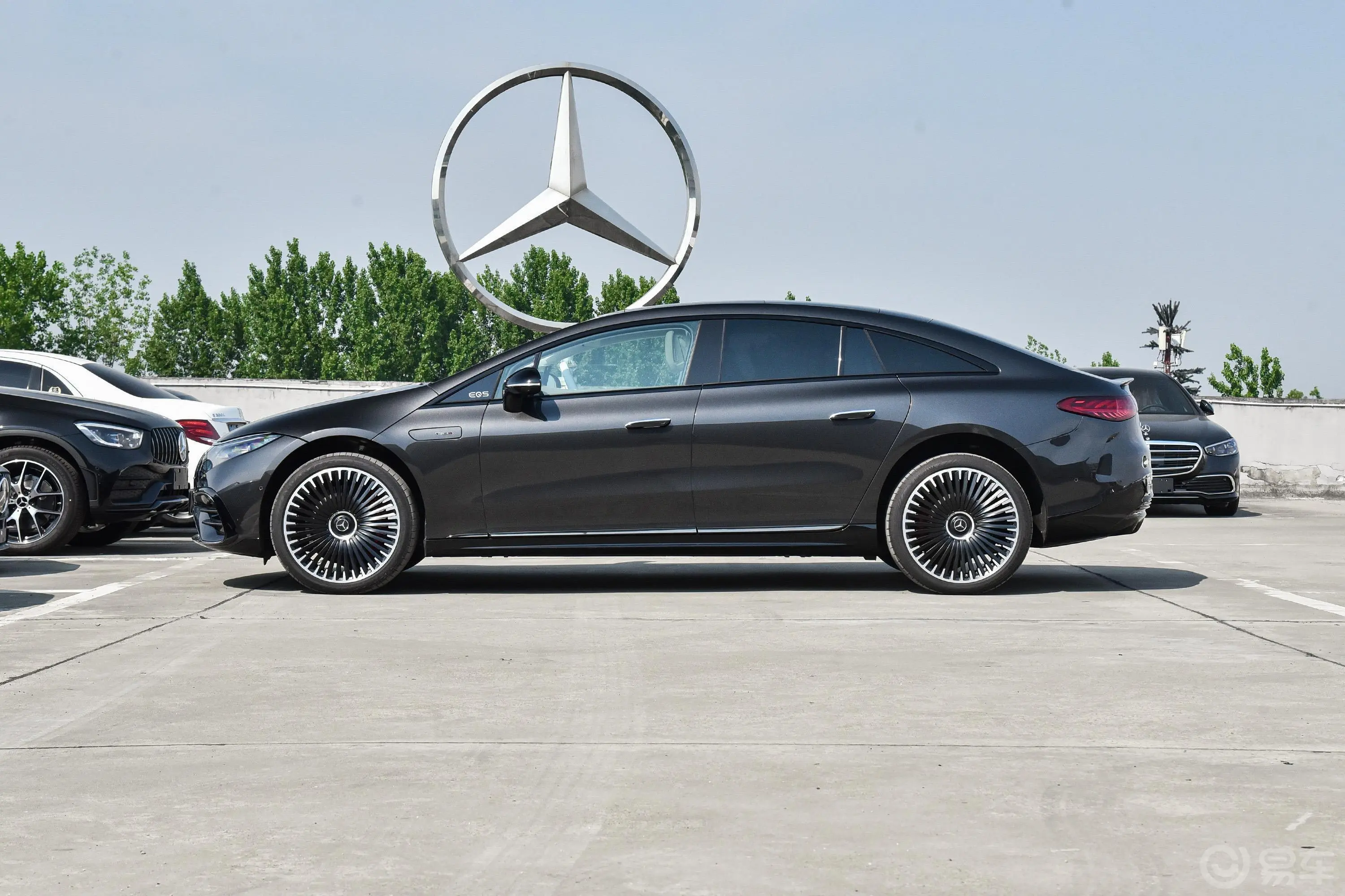 奔驰EQS AMGEQS AMG 53 4MATIC+正侧车头向左水平